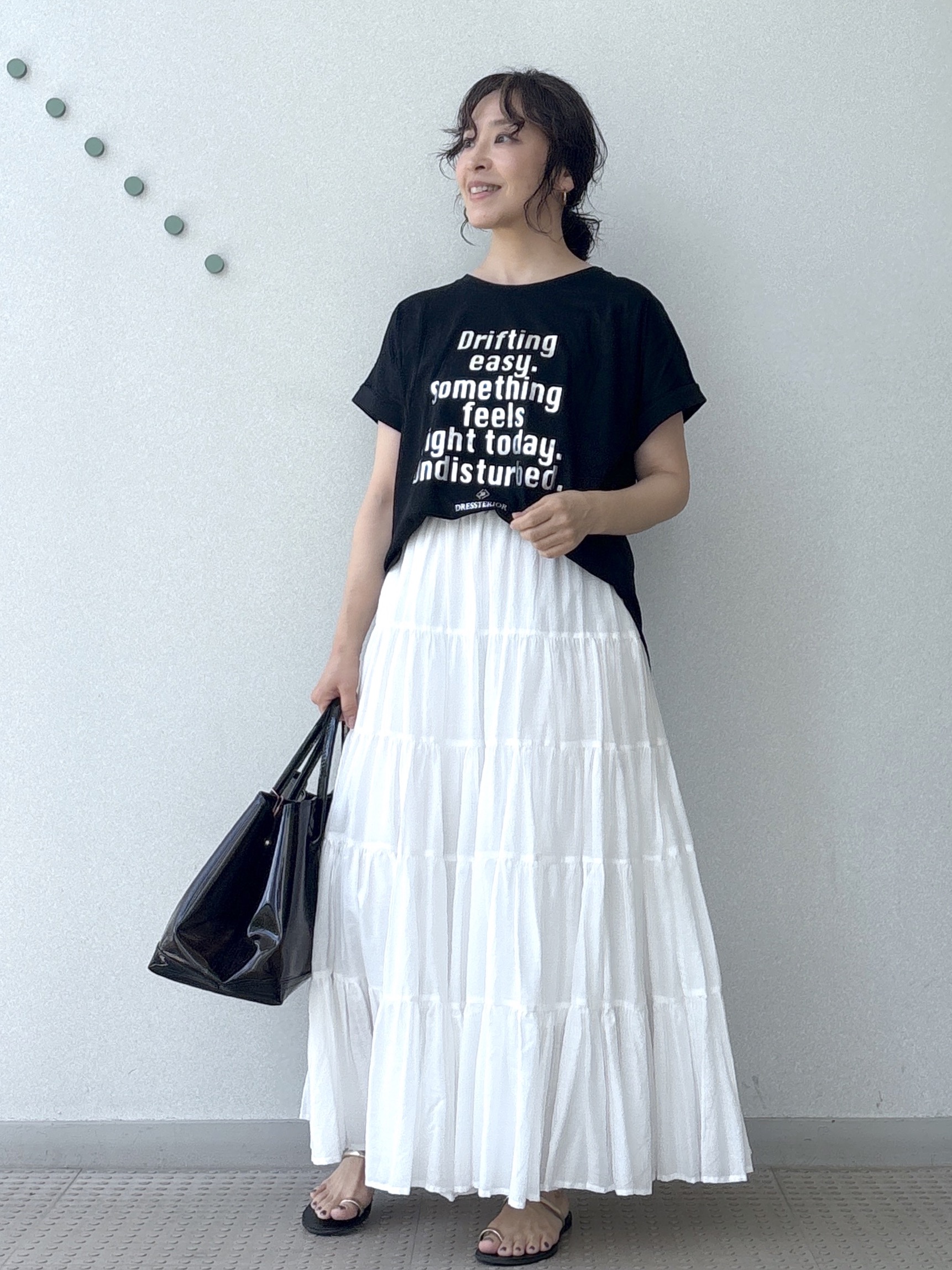 kawamuraさんの「DRESSTERIOR｜◆【箔ロゴ】箔プリントドルマンスリーブ Tシャツ」を使ったコーディネート