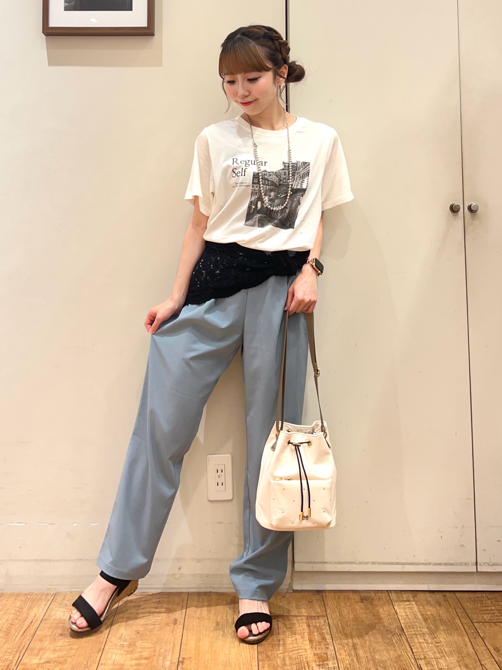 AIRIさんの「SHOO･LA･RUE｜【S-LL/洗濯機可】大人のベーシックカラープリントTシャツ」を使ったコーディネート