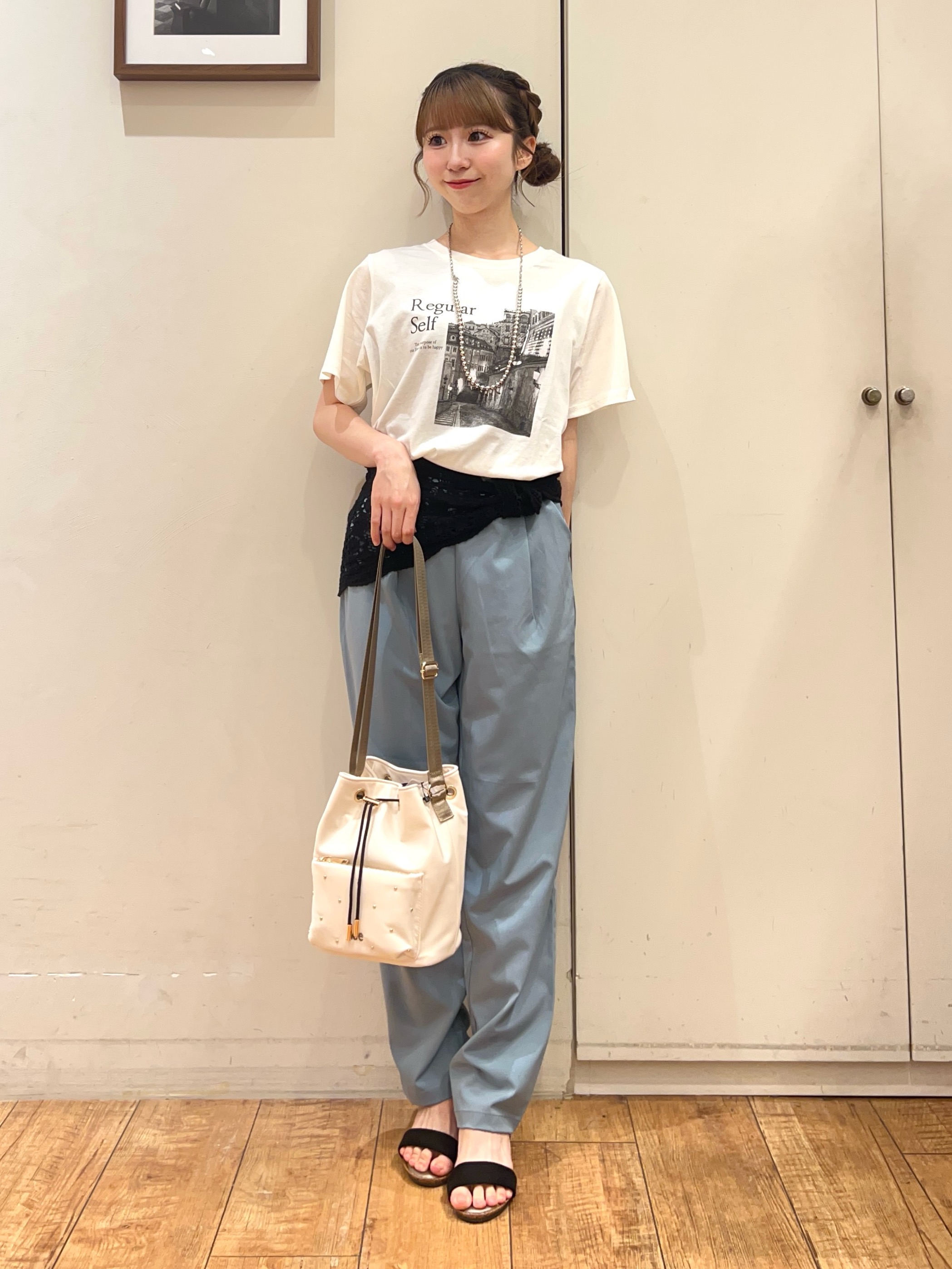 AIRIさんの「SHOO･LA･RUE｜【S-LL/洗濯機可】大人のベーシックカラープリントTシャツ」を使ったコーディネート