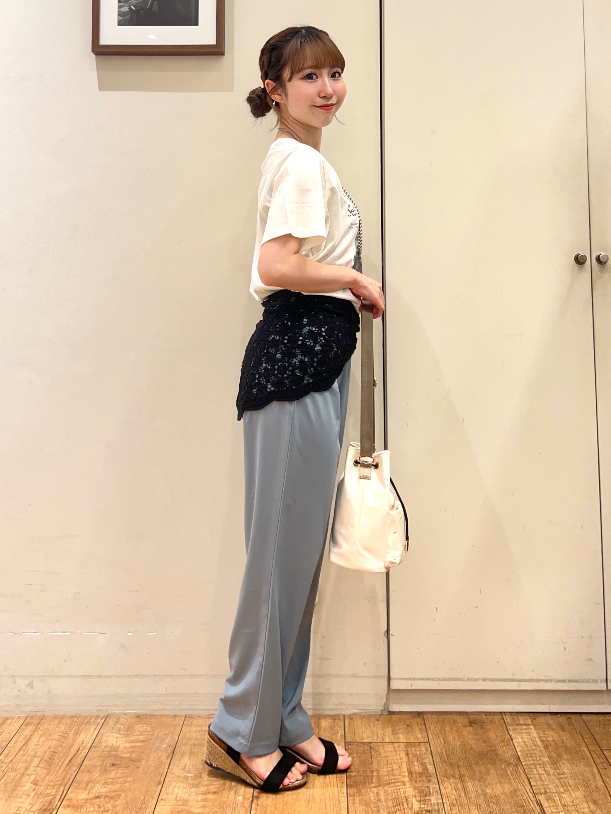 AIRIさんの「SHOO･LA･RUE｜【S-LL/洗濯機可】大人のベーシックカラープリントTシャツ」を使ったコーディネート