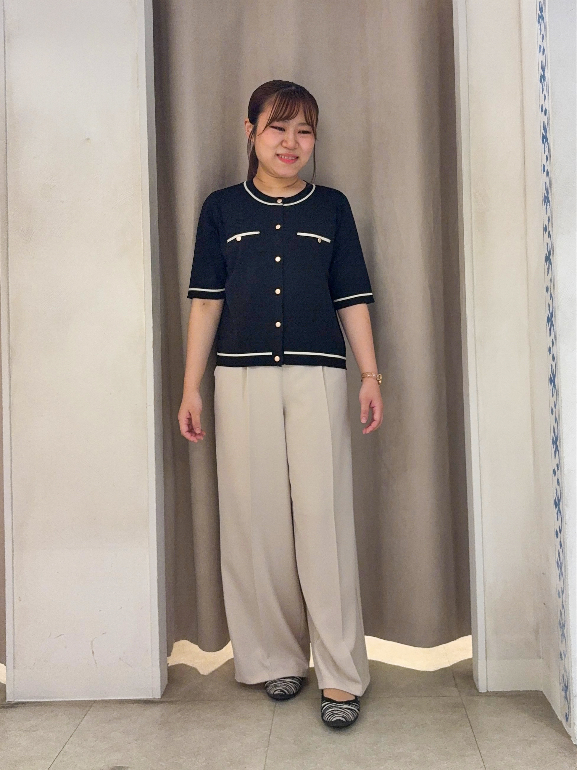 SO(R)Aさんの「SHOO･LA･RUE｜【2点セット/体型カバー】瞬間レイヤードコーデが完成 クロシェ編みベスト+ロゴT」を使ったコーディネート