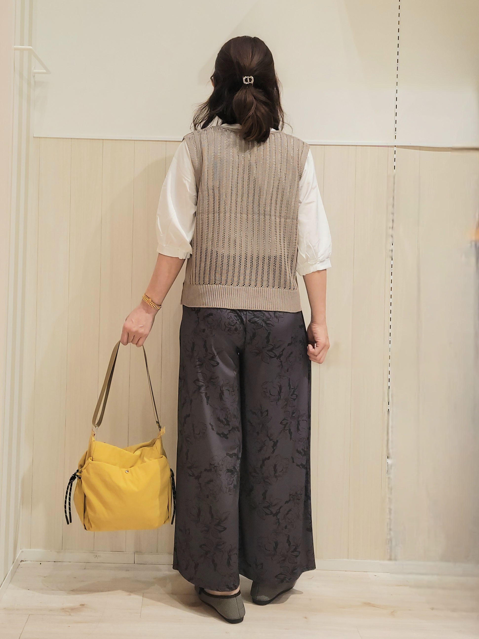 ユウさんの「SHOO･LA･RUE｜【2点セット/洗濯機可/S-LL】透かし編みニットベスト＋5分袖シャツ」を使ったコーディネート