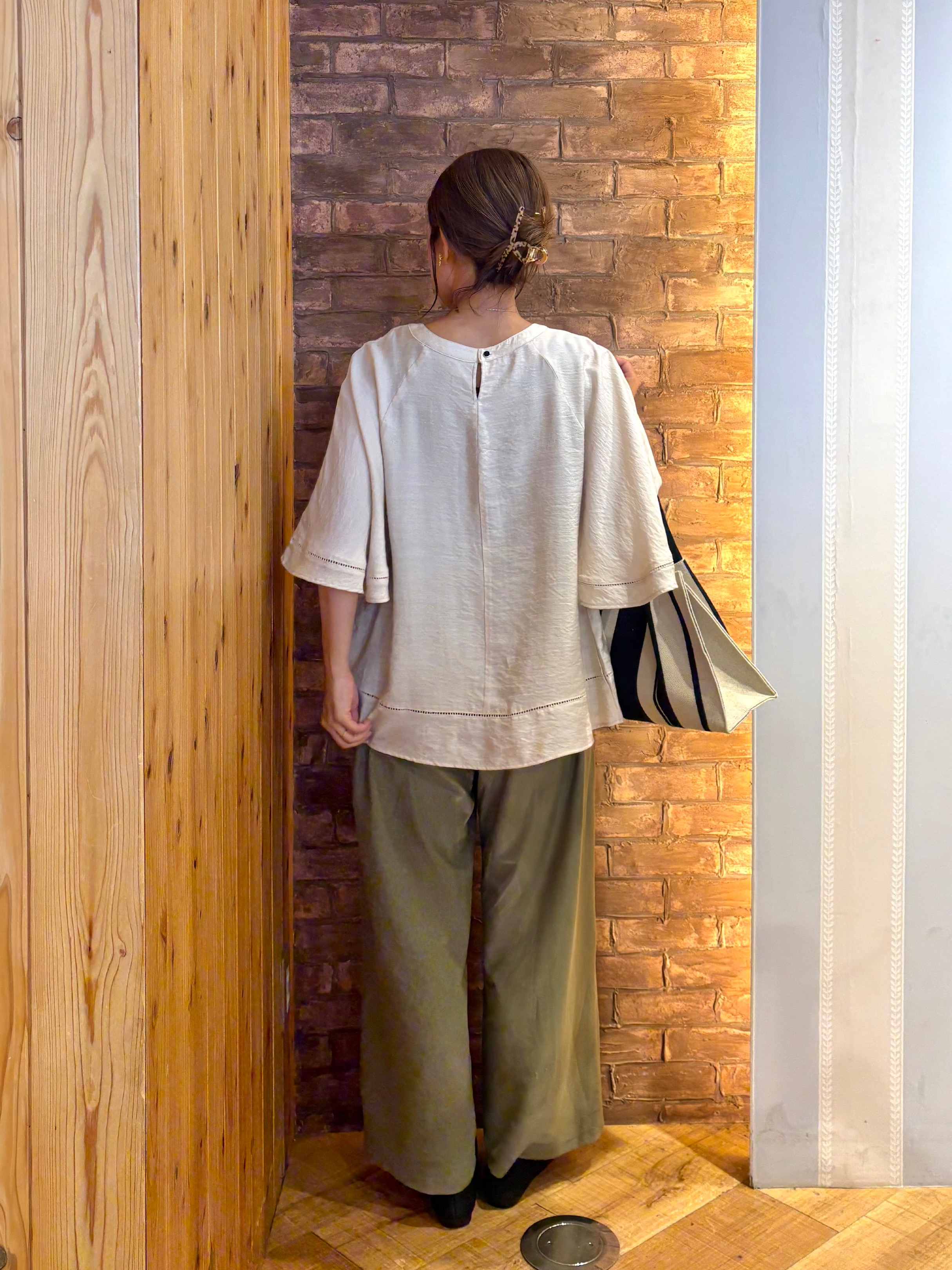 mieさんの「SHOO･LA･RUE｜【S-LL/洗濯機可/体型カバー】はしごレースがポイント スラブポンチョ風ブラウス」を使ったコーディネート