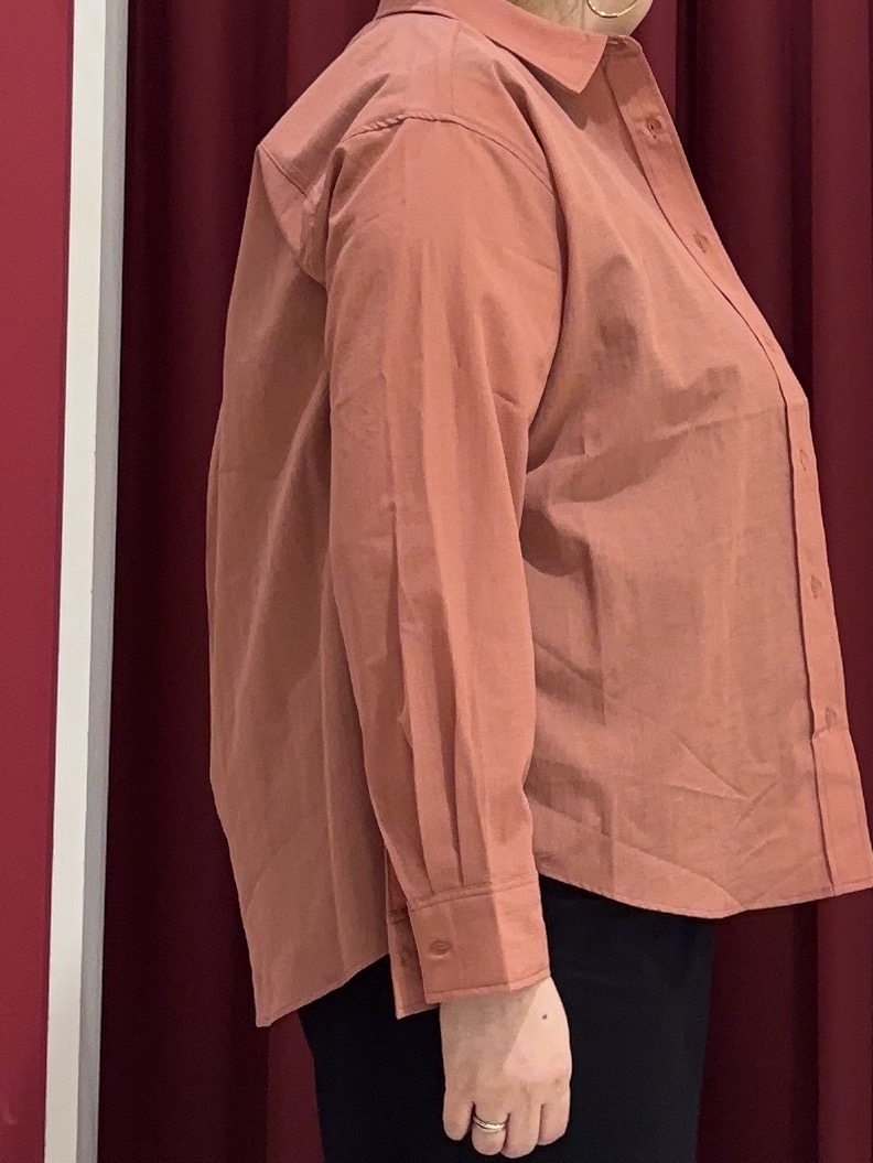KOZAさんの「SHOO･LA･RUE｜【通気性〇/S-LL/洗濯機可】羽織にも使いやすい きちんとベーシックシャツ」を使ったコーディネート