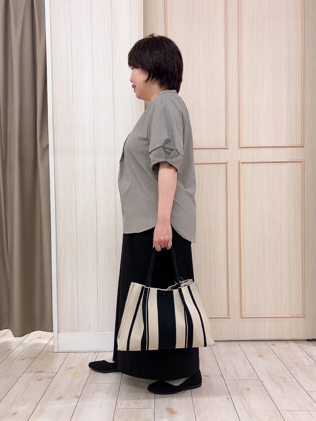 えりっこさんの「SHOO･LA･RUE｜【洗濯後しわになりにくい/インせずきまる】シンプルだけど女性らしい 麻調スキッパーブラウス」を使ったコーディネート