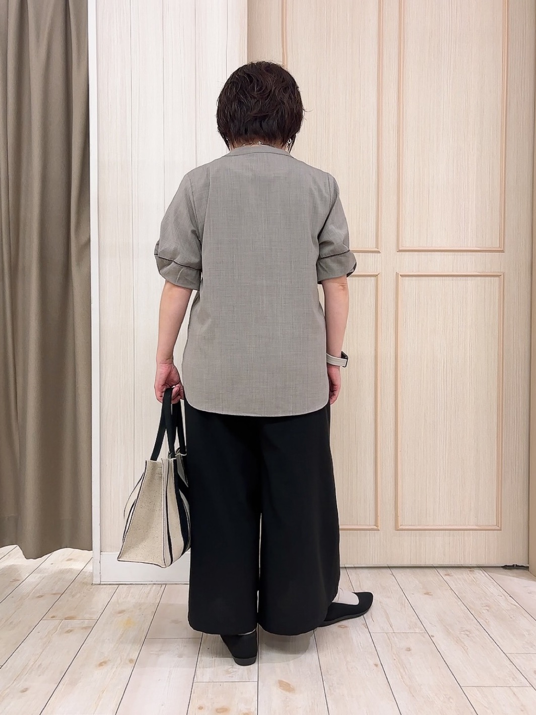 えりっこさんの「SHOO･LA･RUE｜【洗濯後しわになりにくい/インせずきまる】シンプルだけど女性らしい 麻調スキッパーブラウス」を使ったコーディネート