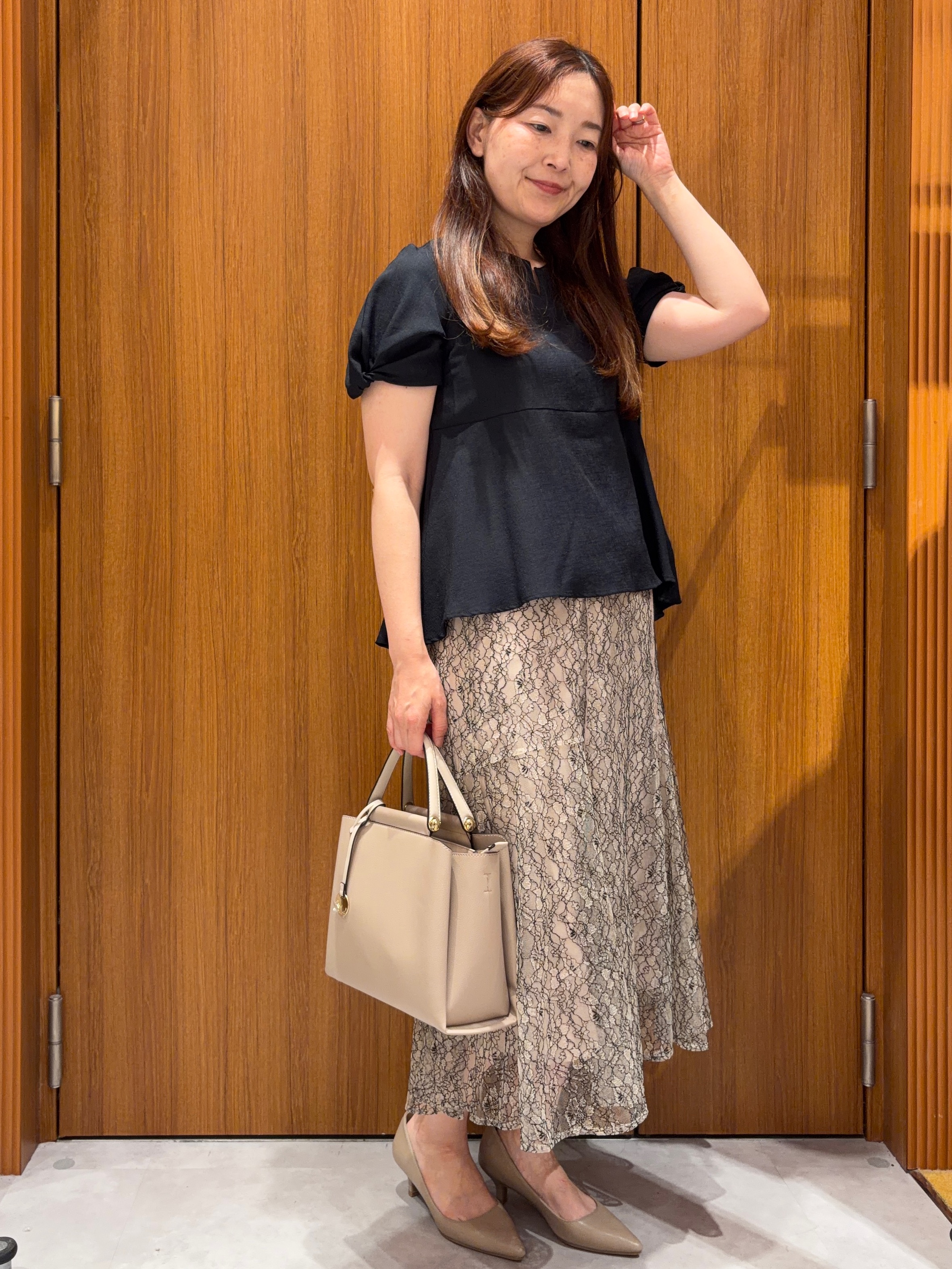 アスカさんの「index｜【接触冷感／吸水速乾】キーネックペプラムブラウス《洗濯機OK》」を使ったコーディネート
