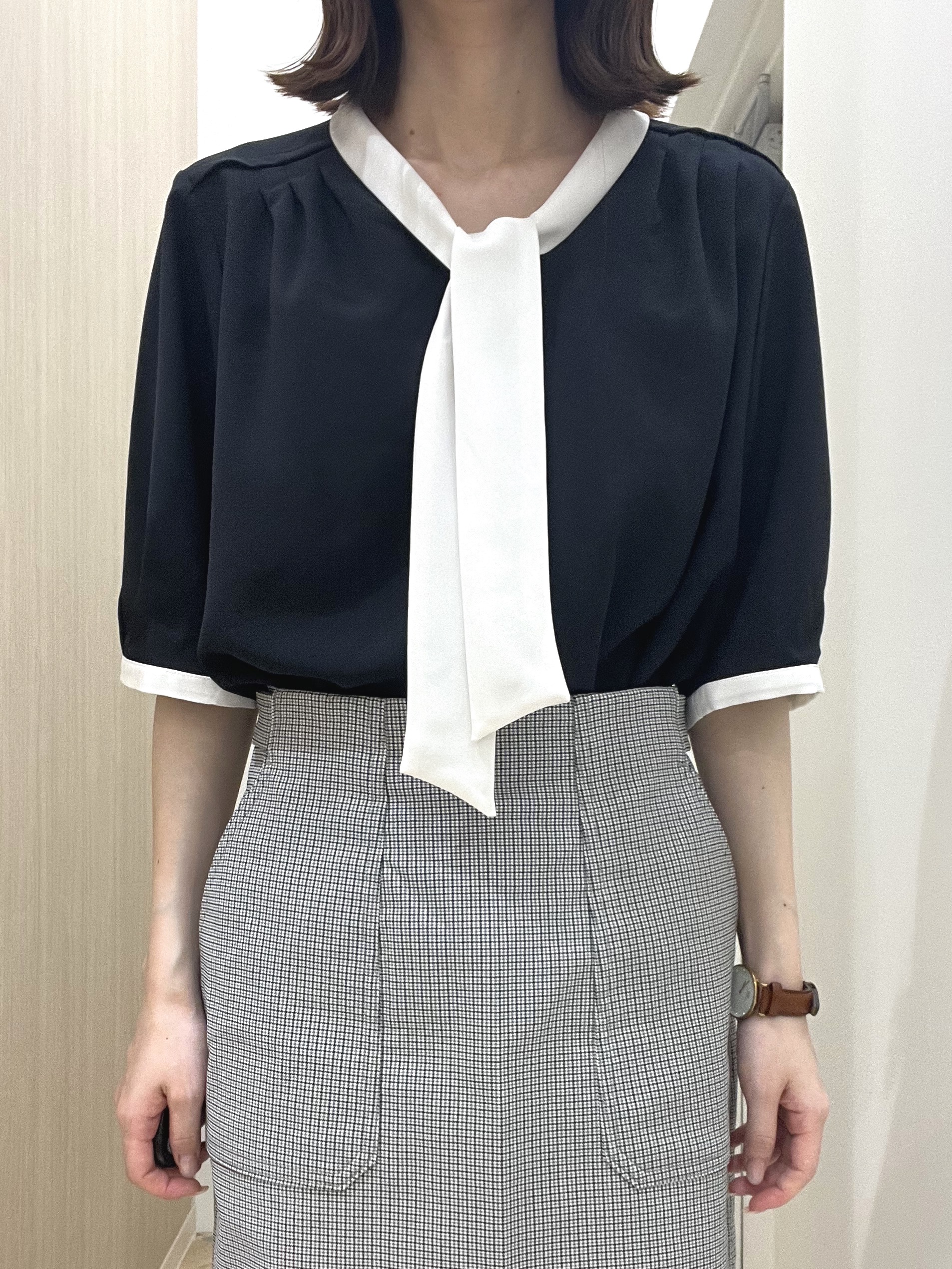  おまつさんの「grove｜【洗濯機OK/シワになりにくい】1枚で華やぐ配色ボウタイブラウス」を使ったコーディネート