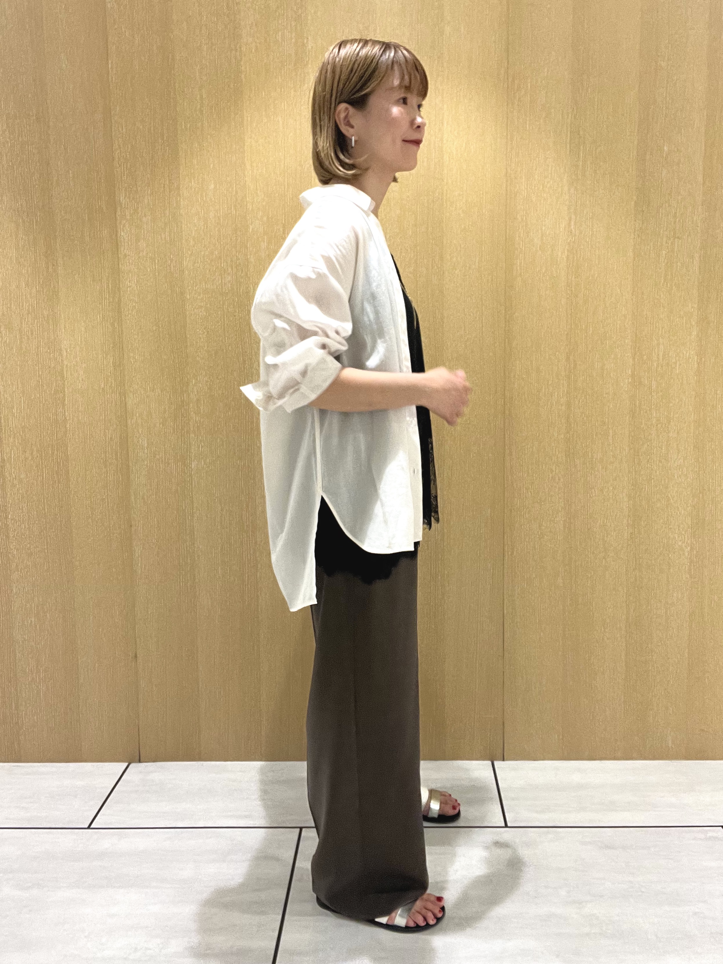 yoshieさんの「UNTITLED｜【秋羽織り/肌に張り付きにくい】シルキータッチシアーシャツ」を使ったコーディネート