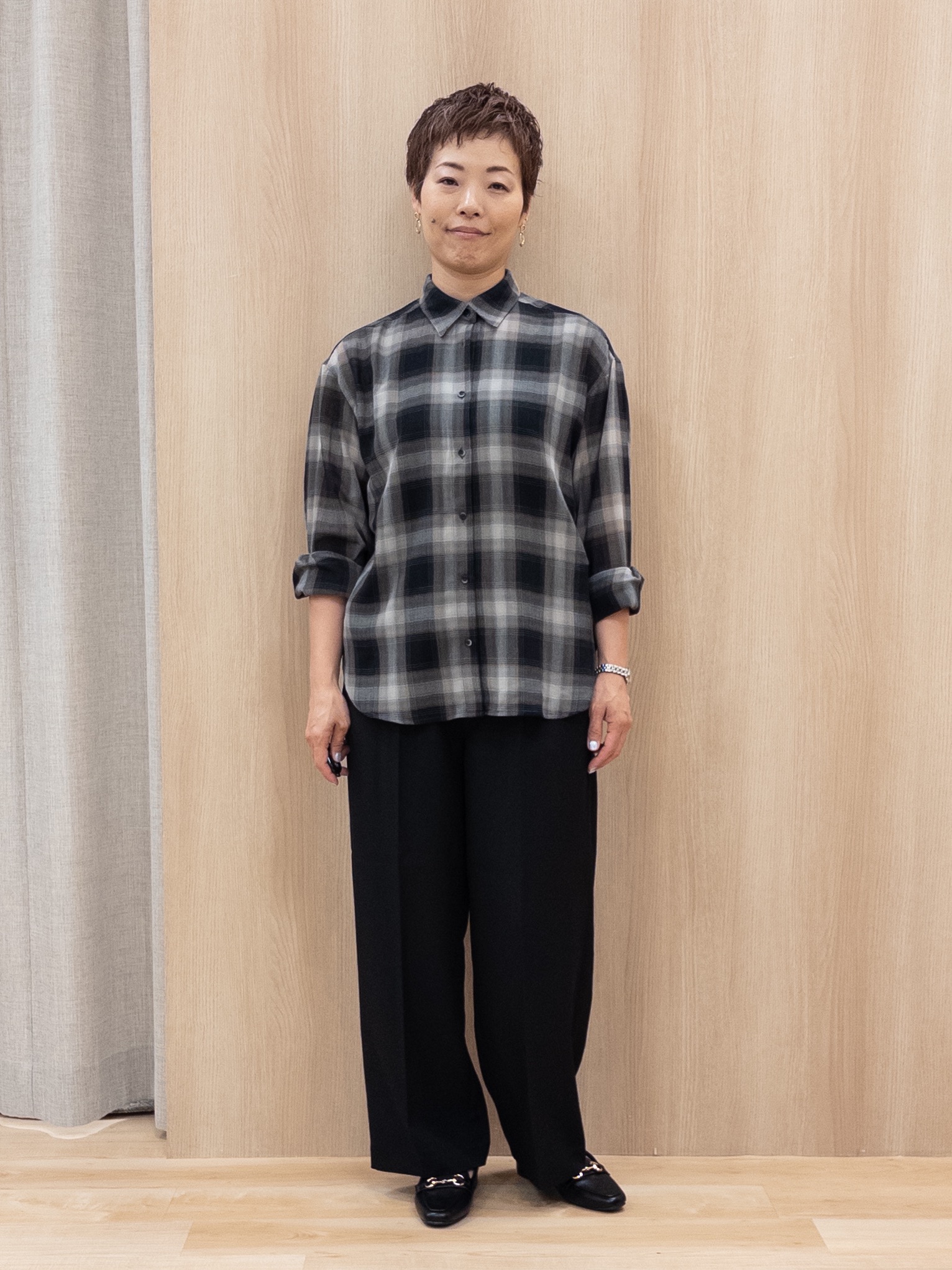 シュウコさんの「grove｜シアーオンブレチェックシャツ」を使ったコーディネート
