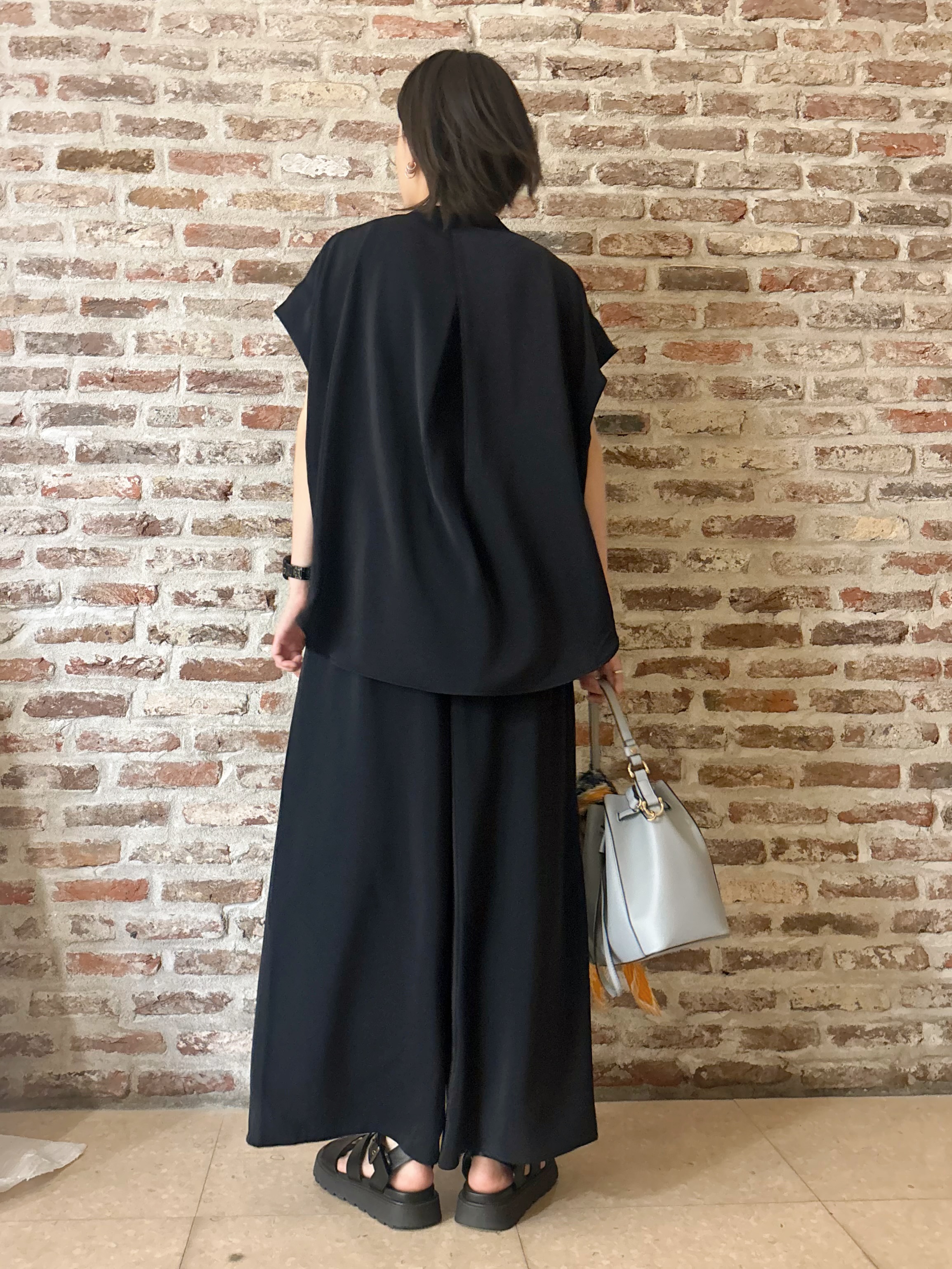 しばさんの「THE SHOP TK｜【防シワ/UV/セットアップ可】やみつきになる とろみバンドカラーブラウス」を使ったコーディネート