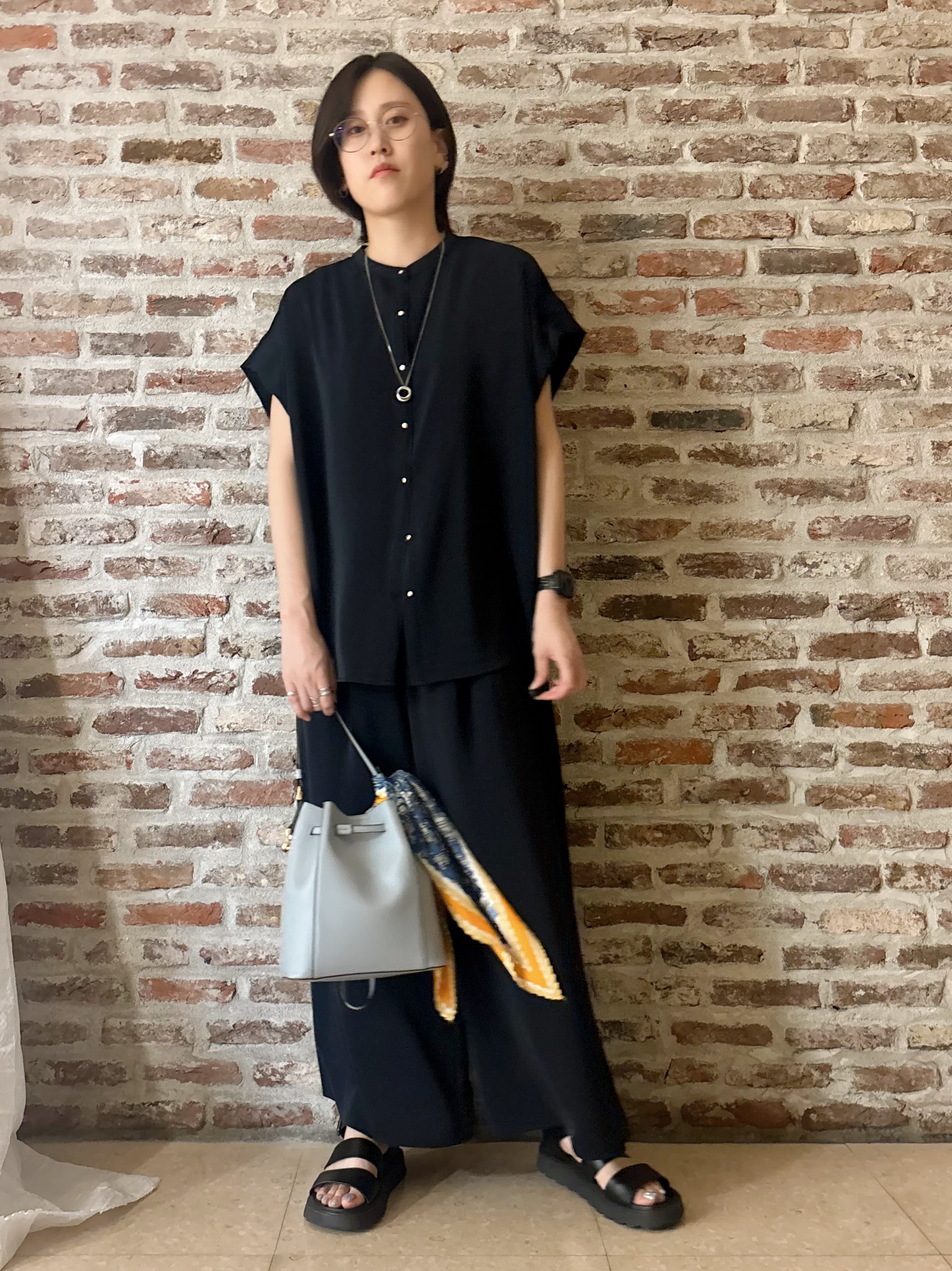 しばさんの「THE SHOP TK｜【防シワ/UV/セットアップ可】やみつきになる とろみバンドカラーブラウス」を使ったコーディネート