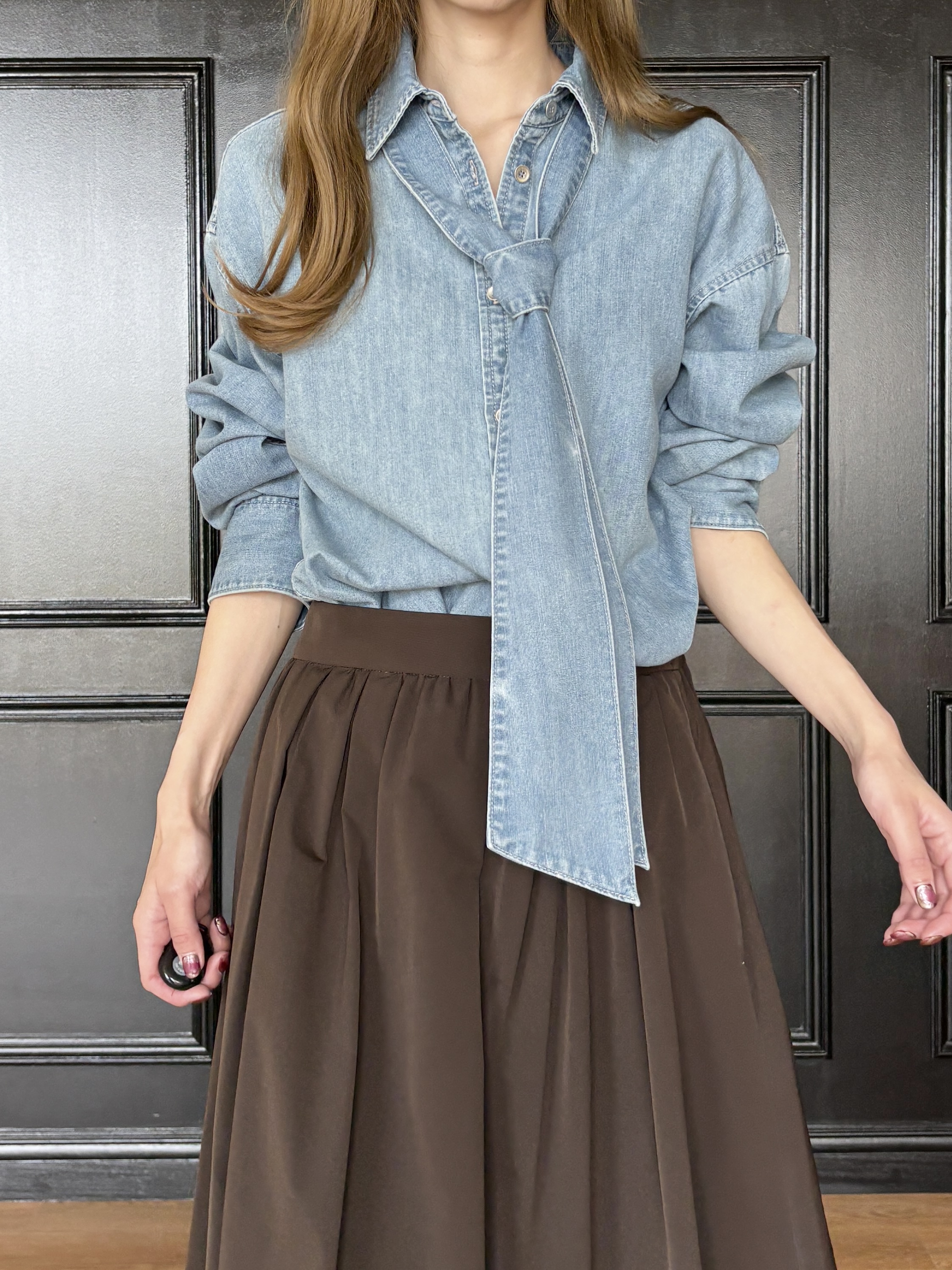 清水夏姫さんの「DRESSTERIOR｜【取り外し可能】2WAY ボウタイデニムシャツ」を使ったコーディネート