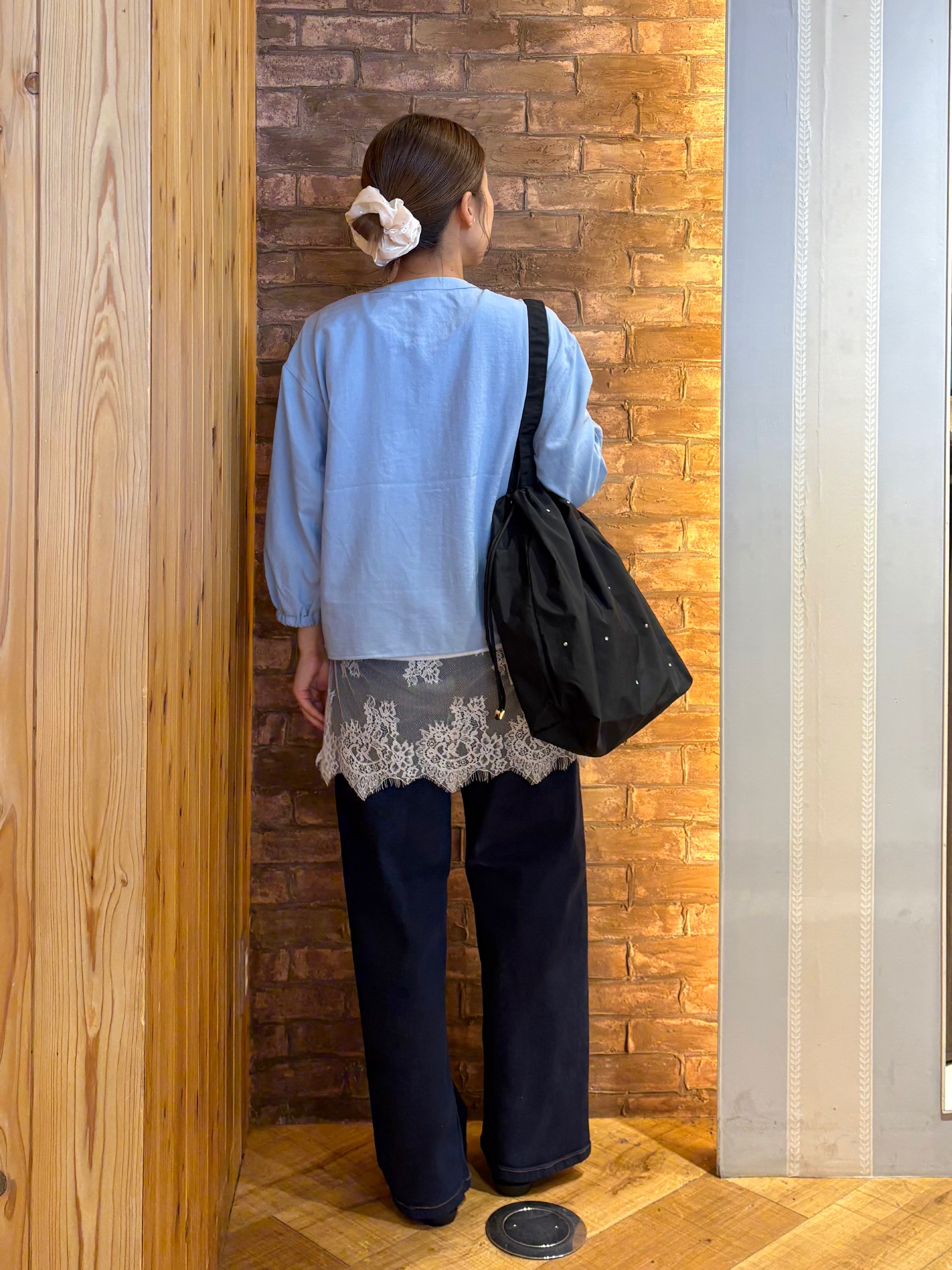mieさんの「SHOO･LA･RUE｜【S-LL/洗濯機可】1枚で華やか ティアードフリルブラウス」を使ったコーディネート