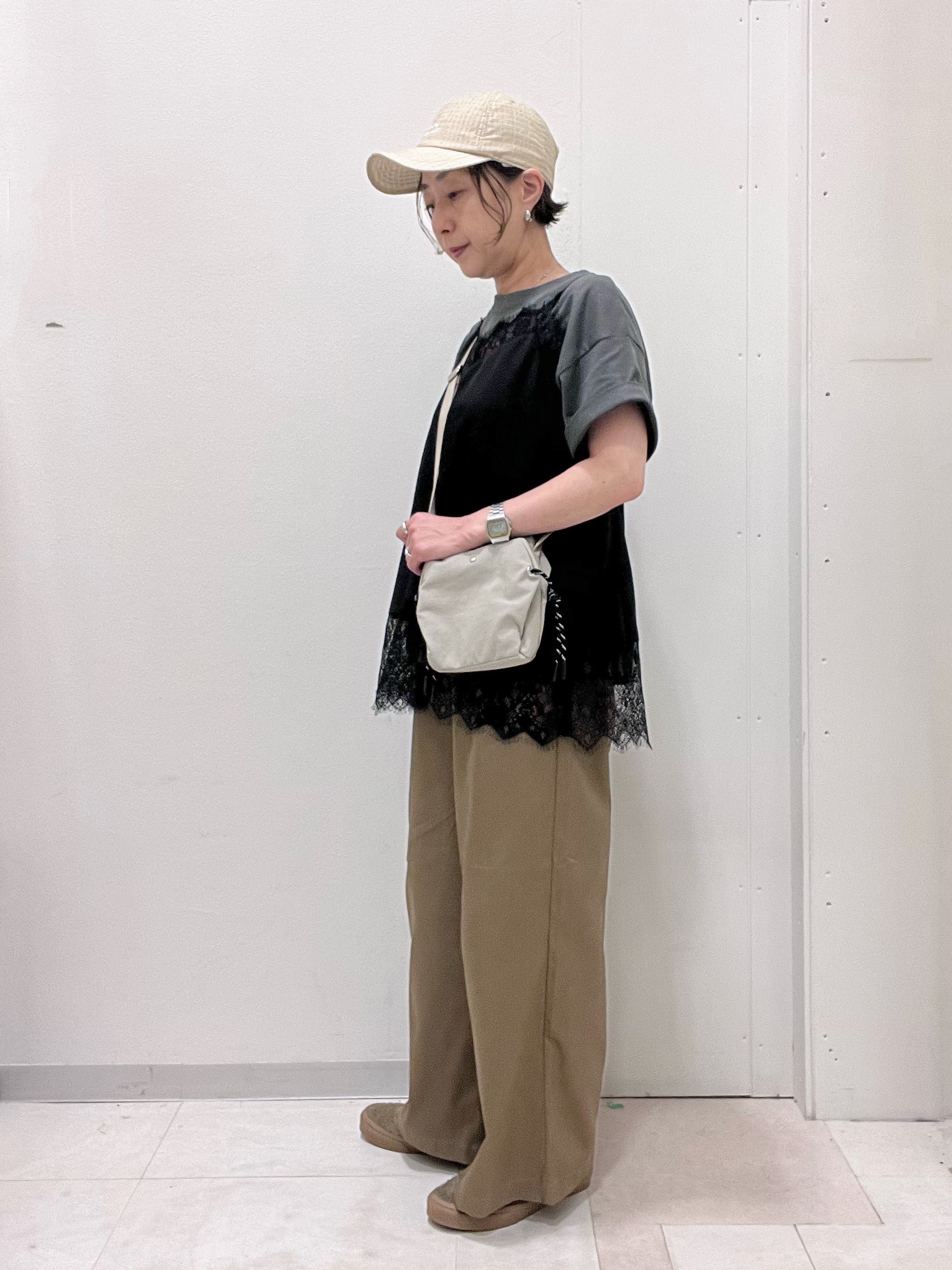ゆみさんの「SHOO･LA･RUE｜【S-LL/洗濯機可】大人っぽく着られる ジェルロゴプリントTシャツ」を使ったコーディネート