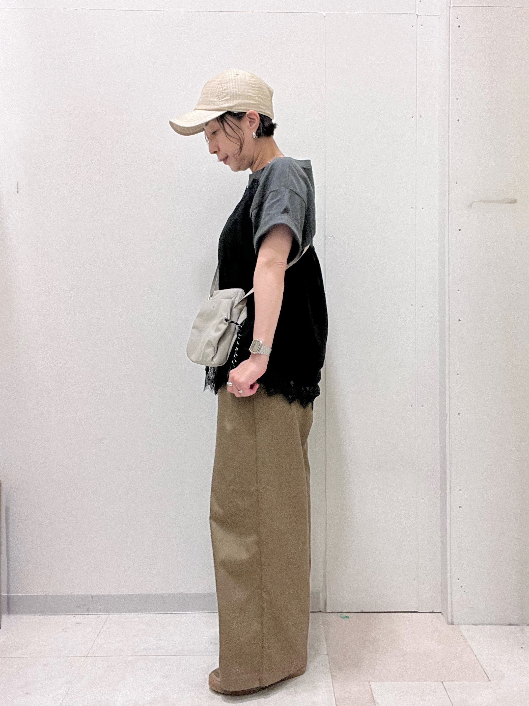 ゆみさんの「SHOO･LA･RUE｜【S-LL/洗濯機可】大人っぽく着られる ジェルロゴプリントTシャツ」を使ったコーディネート