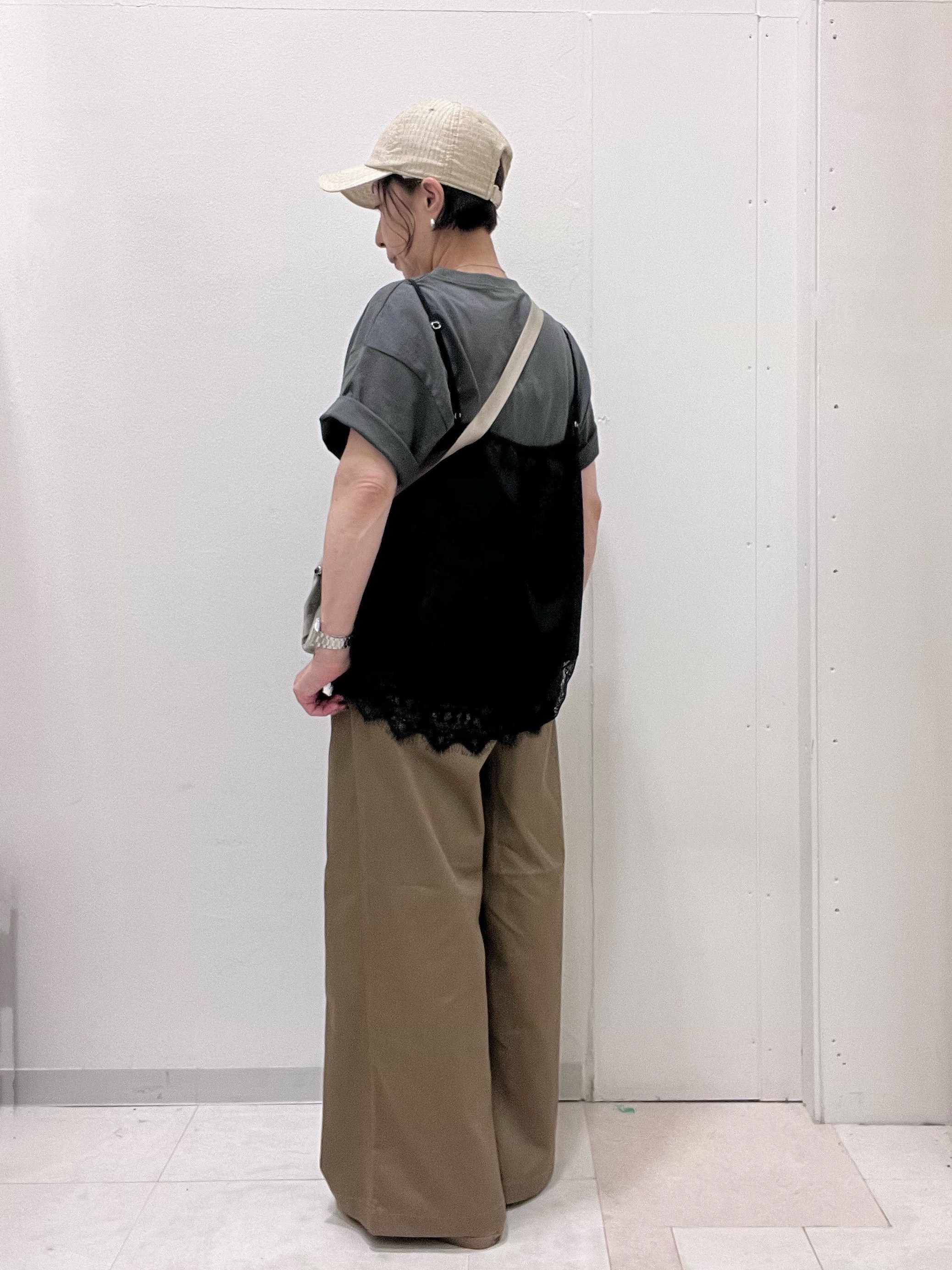 ゆみさんの「SHOO･LA･RUE｜【S-LL/洗濯機可】大人っぽく着られる ジェルロゴプリントTシャツ」を使ったコーディネート
