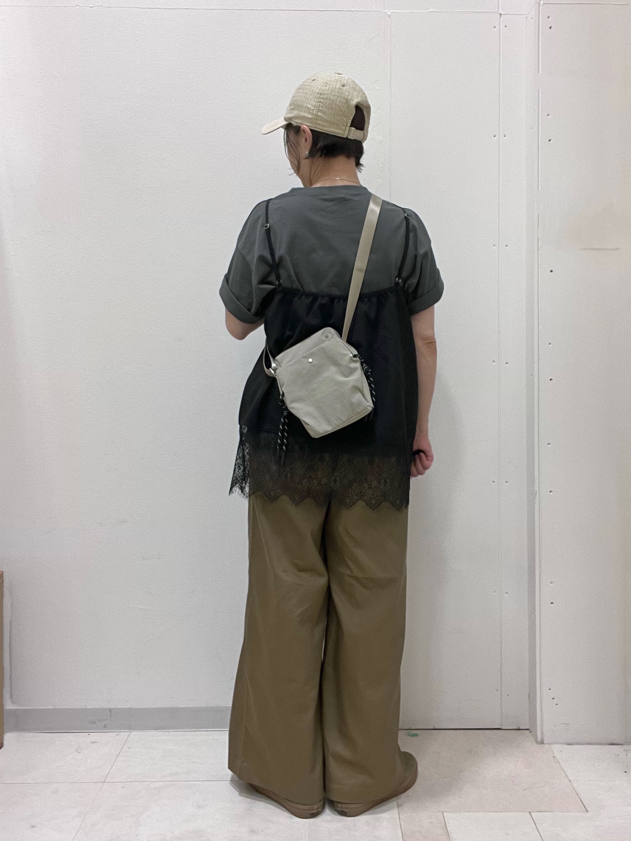 ゆみさんの「SHOO･LA･RUE｜【S-LL/洗濯機可】大人っぽく着られる ジェルロゴプリントTシャツ」を使ったコーディネート
