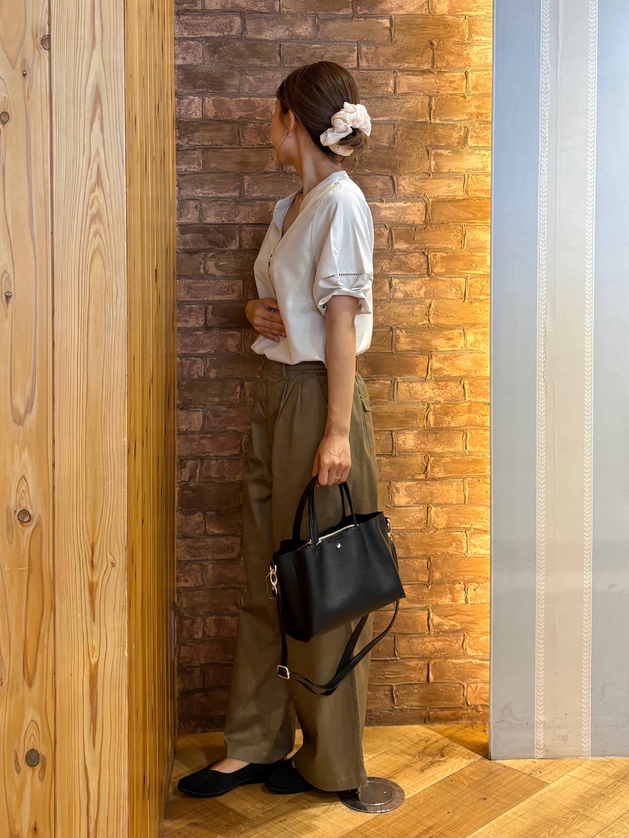 mieさんの「SHOO･LA･RUE｜【洗濯後しわになりにくい/インせずきまる】シンプルだけど女性らしい 麻調スキッパーブラウス」を使ったコーディネート