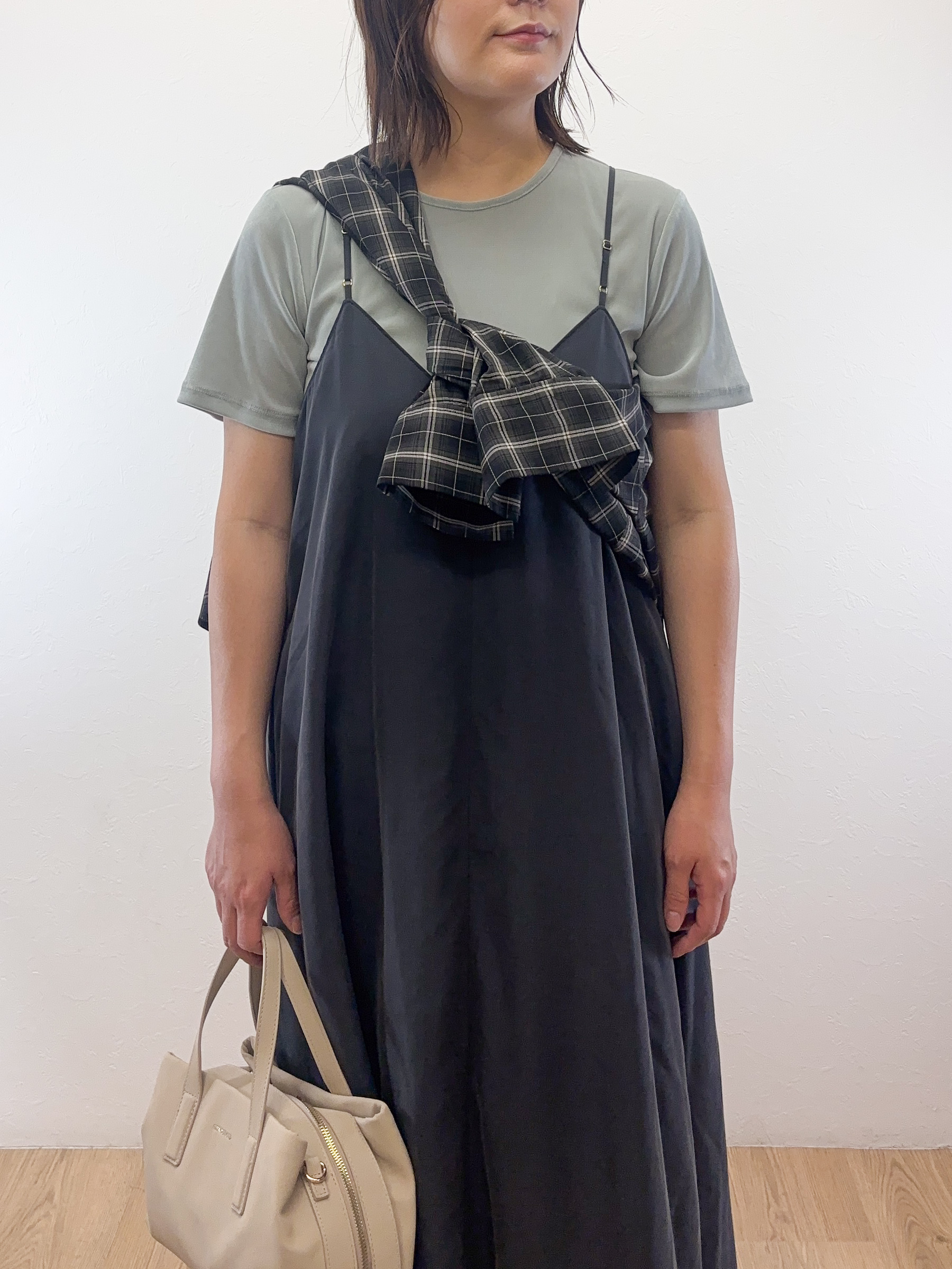 Takeさんの「OPAQUE.CLIP｜【接触冷感】サテンキャミワンピース《前後2WAY／洗濯機OK》」を使ったコーディネート