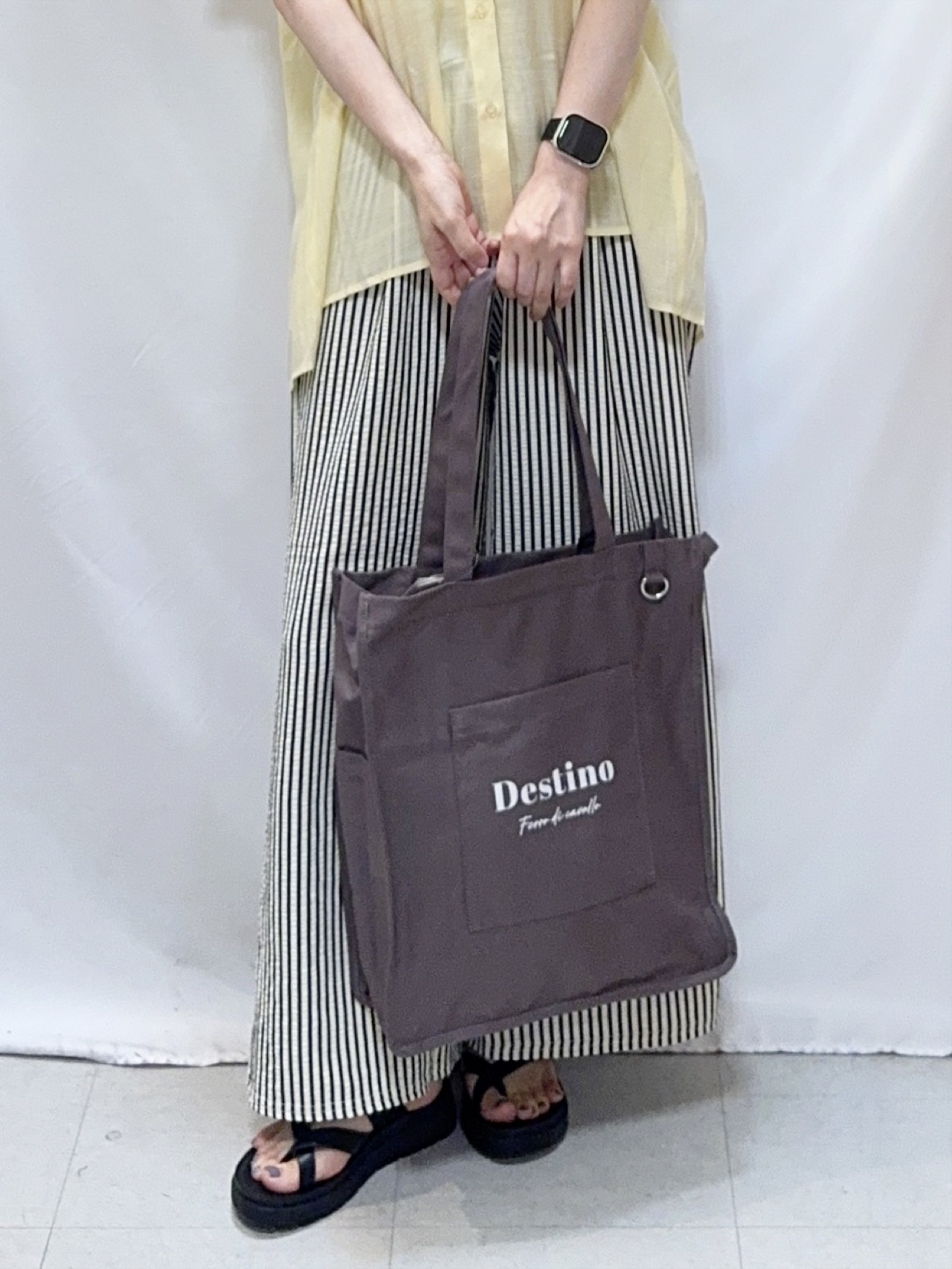 𝐇𝐢𝐫𝐨𝐦𝐢さんの「SHOO･LA･RUE｜【UV/洗濯機可】ほんのりシアーで上品な バックギャザーブラウス」を使ったコーディネート