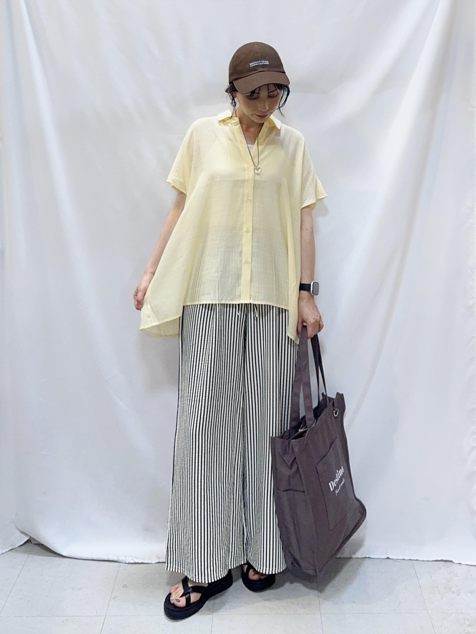 𝐇𝐢𝐫𝐨𝐦𝐢さんの「SHOO･LA･RUE｜【UV/洗濯機可】ほんのりシアーで上品な バックギャザーブラウス」を使ったコーディネート