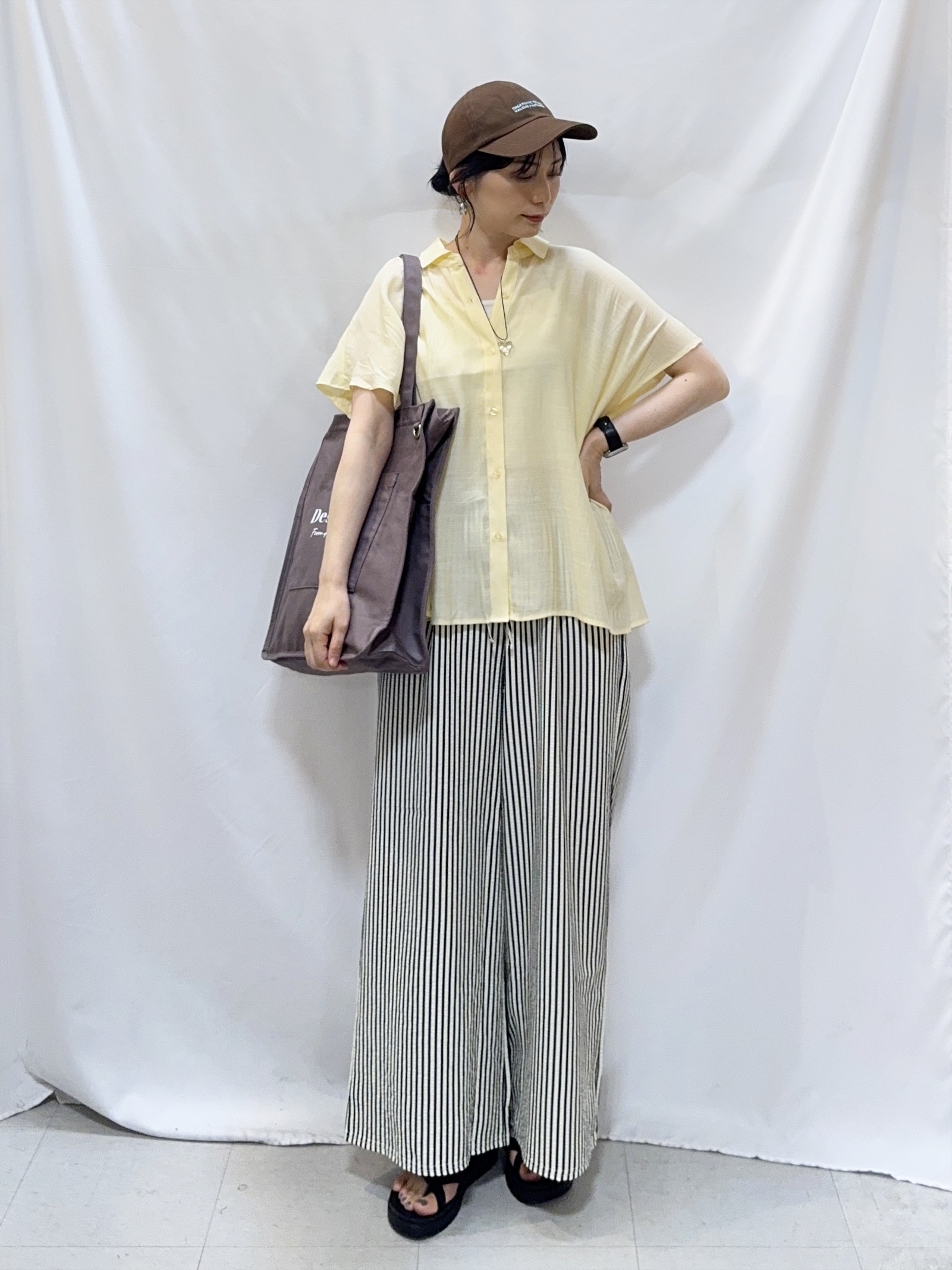 𝐇𝐢𝐫𝐨𝐦𝐢さんの「SHOO･LA･RUE｜【UV/洗濯機可】ほんのりシアーで上品な バックギャザーブラウス」を使ったコーディネート