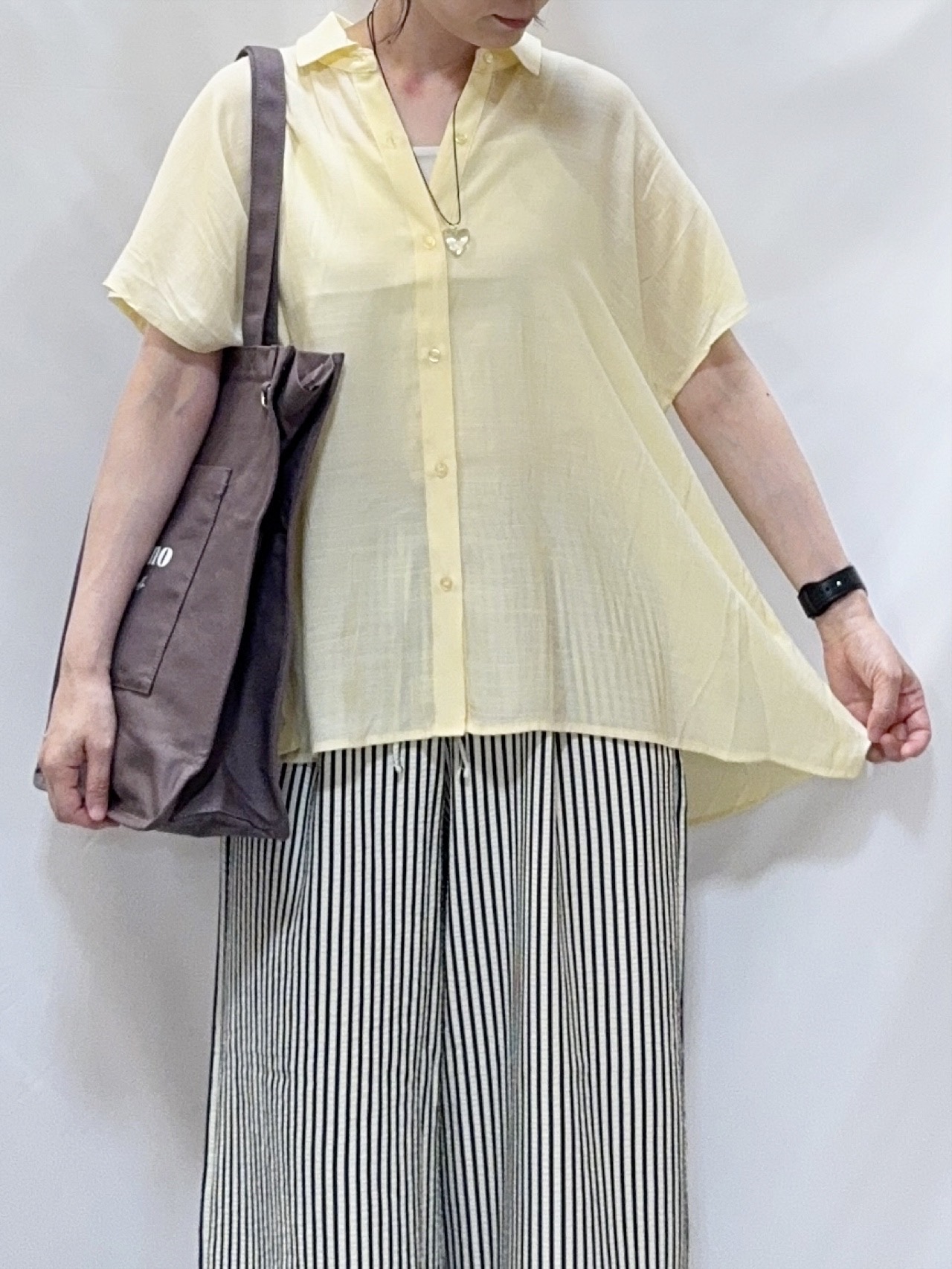 𝐇𝐢𝐫𝐨𝐦𝐢さんの「SHOO･LA･RUE｜【UV/洗濯機可】ほんのりシアーで上品な バックギャザーブラウス」を使ったコーディネート
