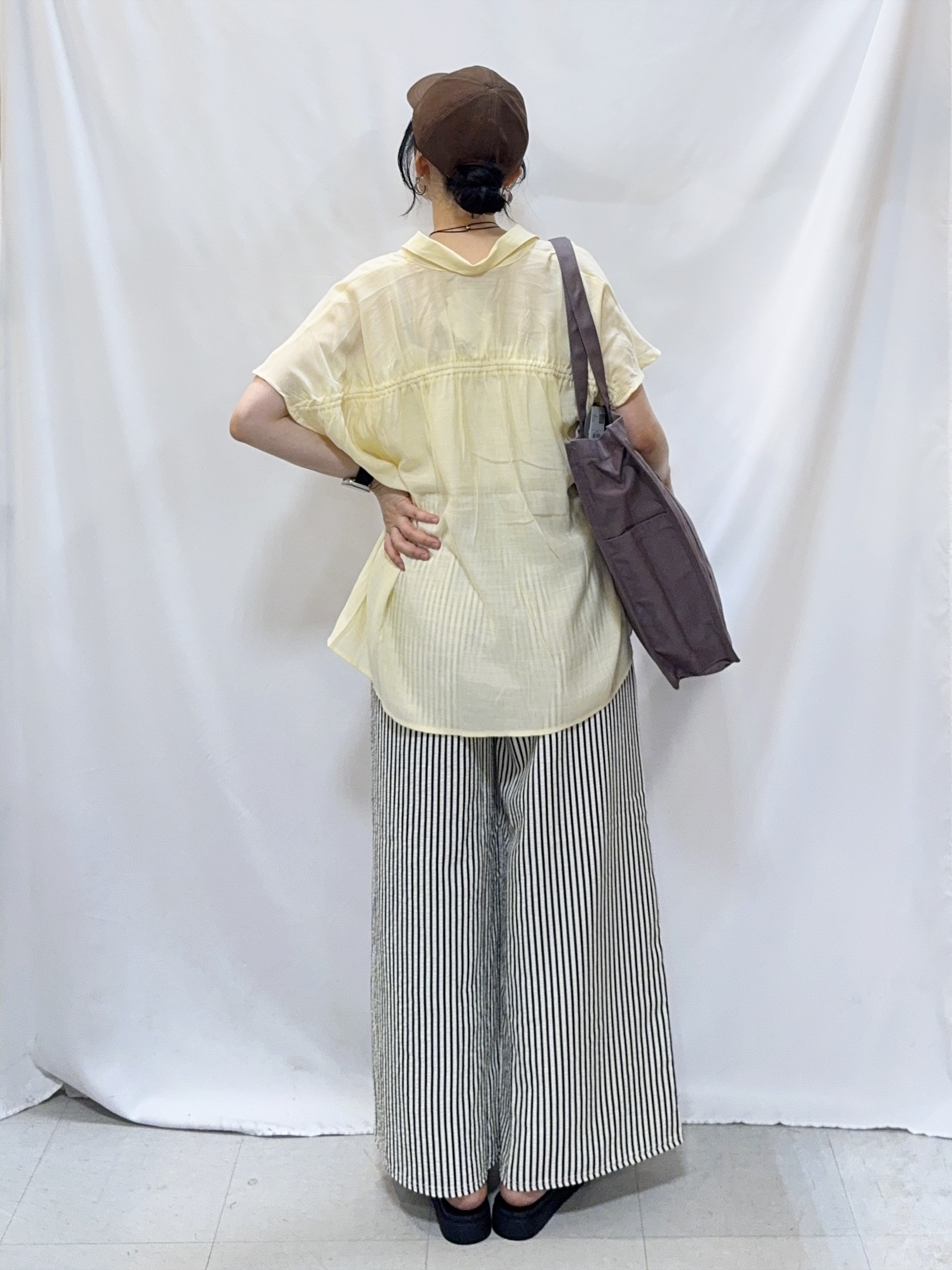 𝐇𝐢𝐫𝐨𝐦𝐢さんの「SHOO･LA･RUE｜【UV/洗濯機可】ほんのりシアーで上品な バックギャザーブラウス」を使ったコーディネート