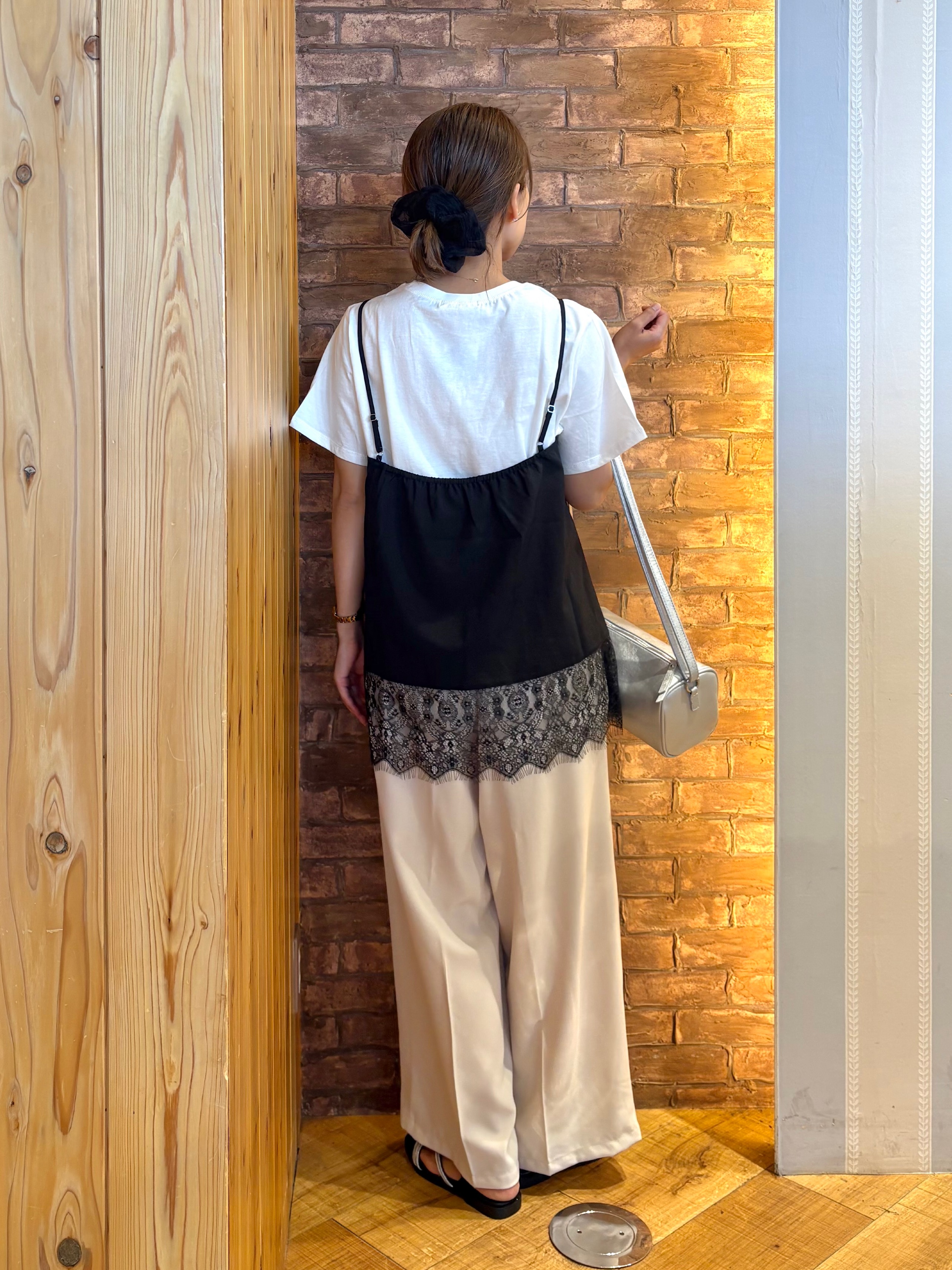 mieさんの「SHOO･LA･RUE｜【S-LL/洗濯機可】大人のベーシックカラープリントTシャツ」を使ったコーディネート