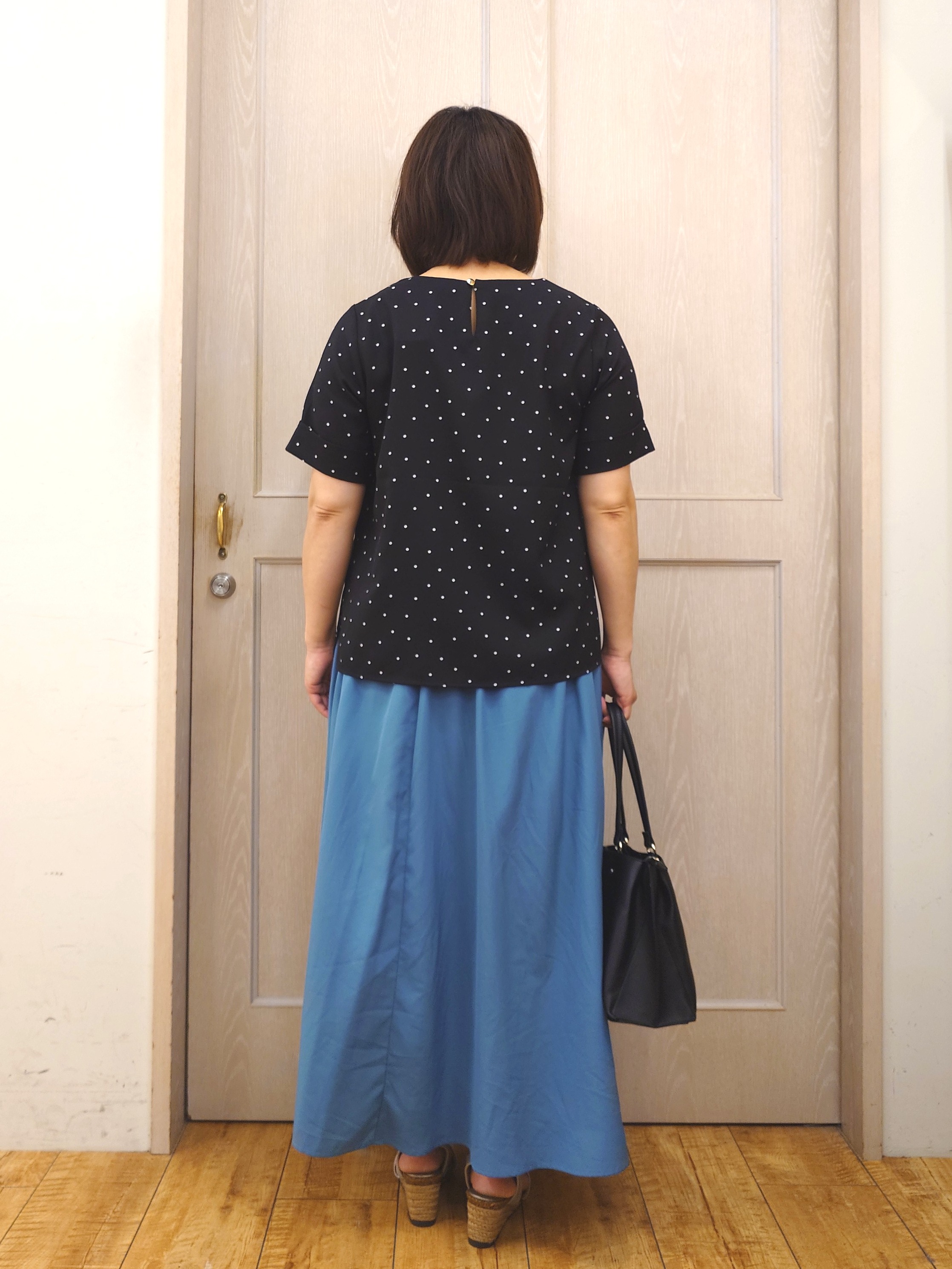とろろさんの「SHOO･LA･RUE｜【通勤/S-LL/洗濯機可】ゴールドパーツがアクセント アクセサリーいらずのドット柄ブラウス」を使ったコーディネート