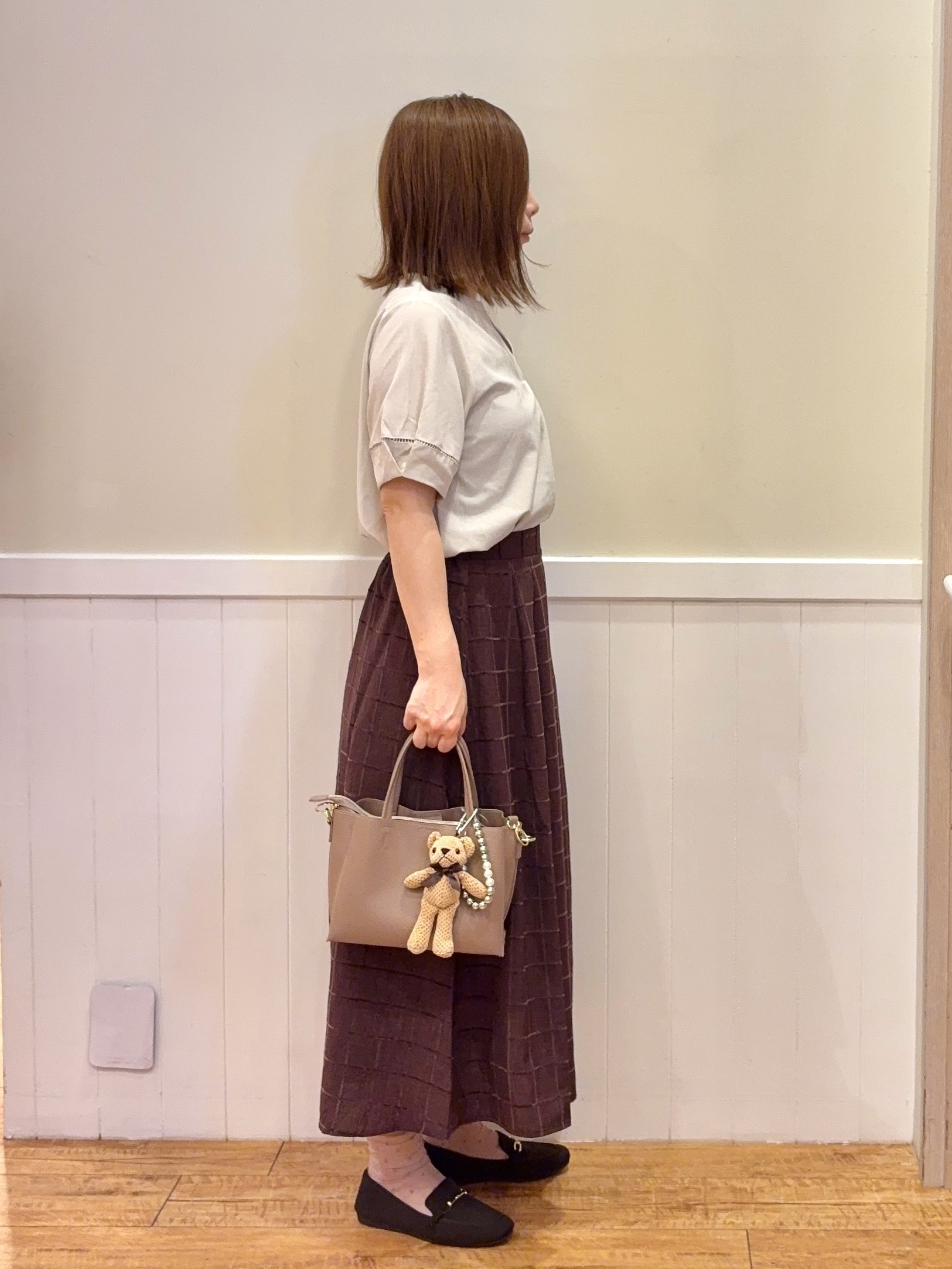 FUJIさんの「SHOO･LA･RUE｜【洗濯後しわになりにくい/インせずきまる】シンプルだけど女性らしい 麻調スキッパーブラウス」を使ったコーディネート