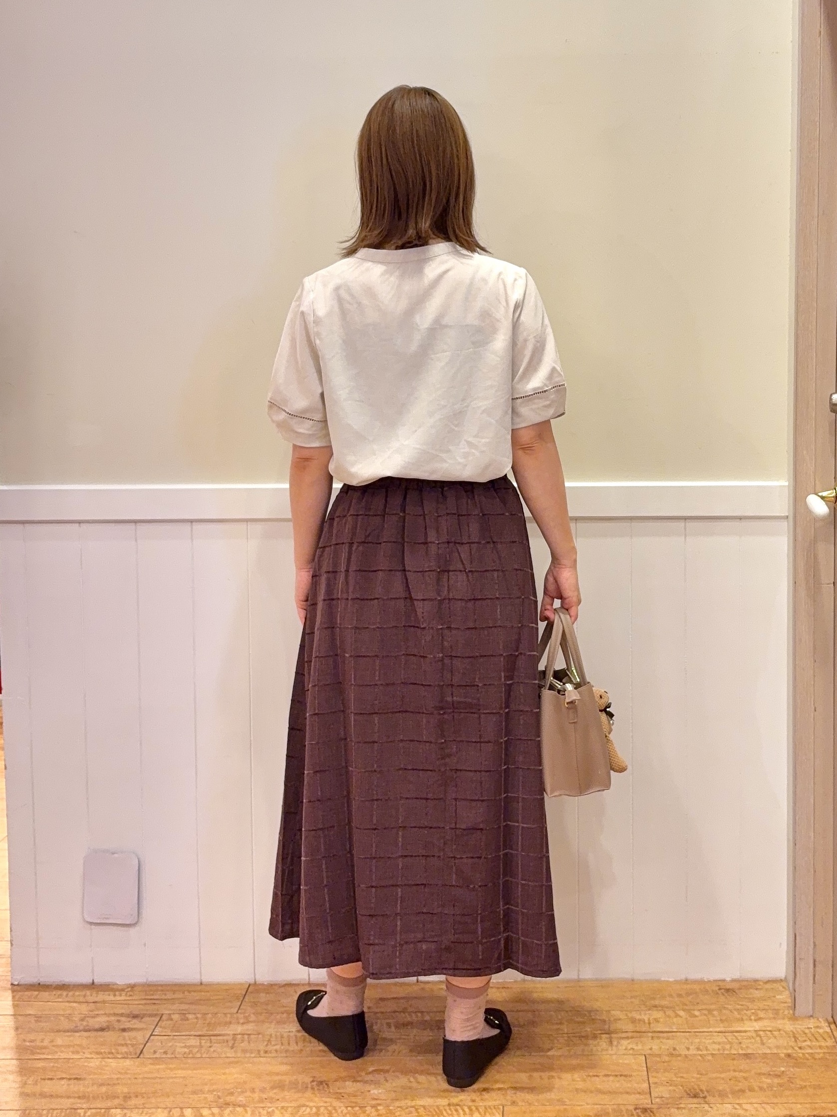 FUJIさんの「SHOO･LA･RUE｜【洗濯後しわになりにくい/インせずきまる】シンプルだけど女性らしい 麻調スキッパーブラウス」を使ったコーディネート