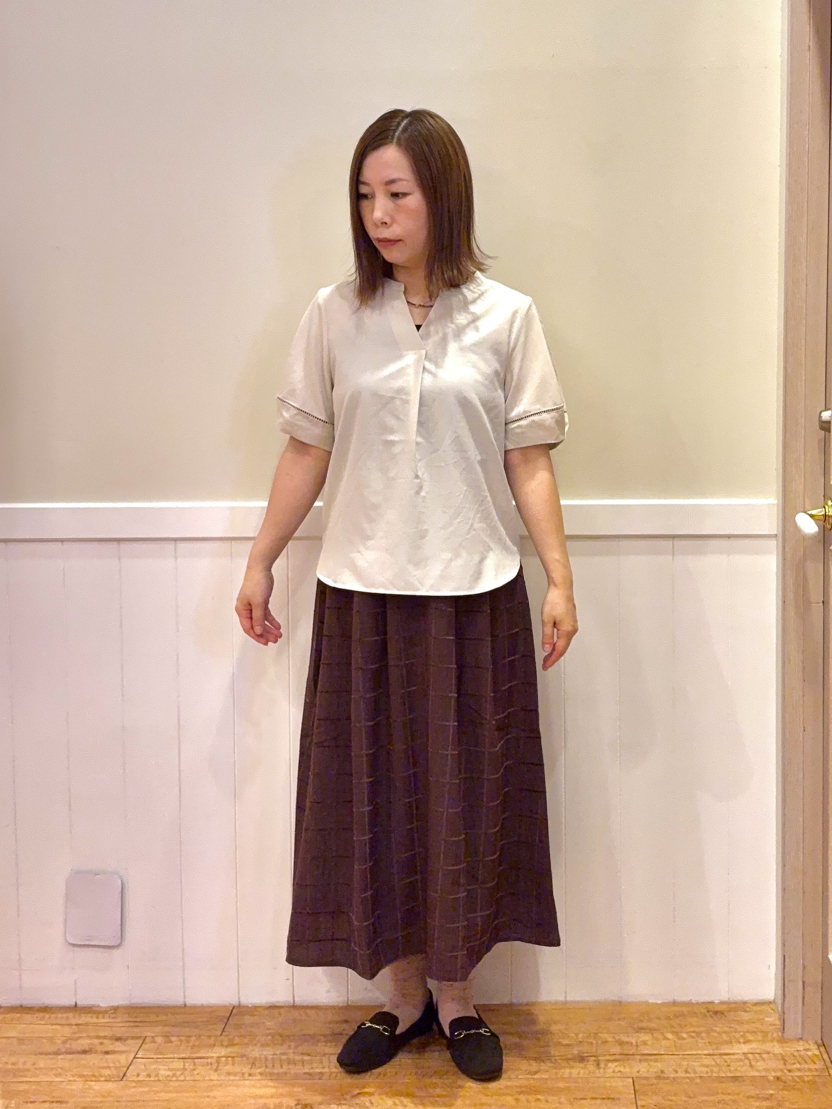 FUJIさんの「SHOO･LA･RUE｜【洗濯後しわになりにくい/インせずきまる】シンプルだけど女性らしい 麻調スキッパーブラウス」を使ったコーディネート