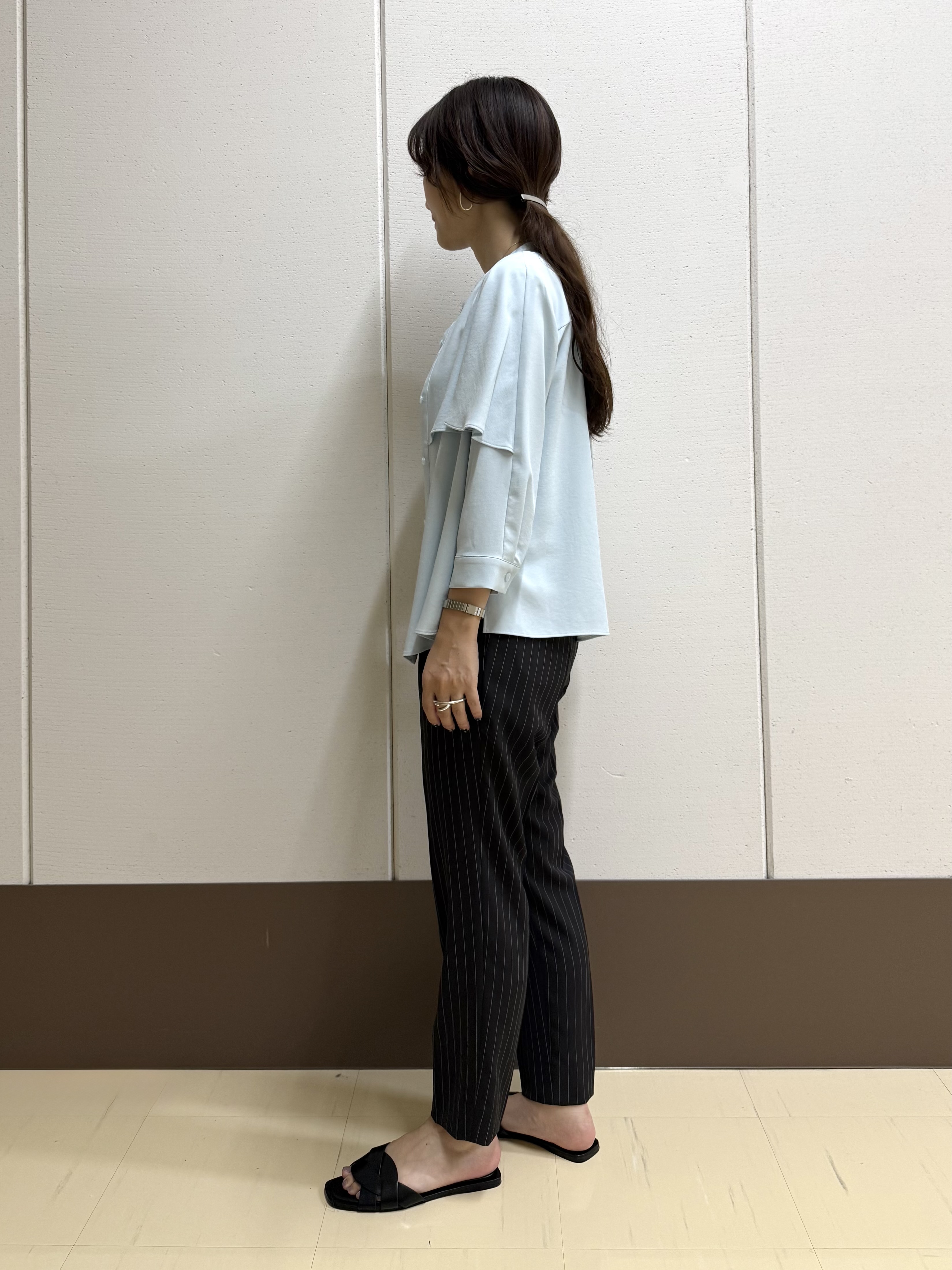 mamiさんの「INDIVI｜【羽織りにも！/UVケア/着る日傘】ケープ風ブラウス」を使ったコーディネート