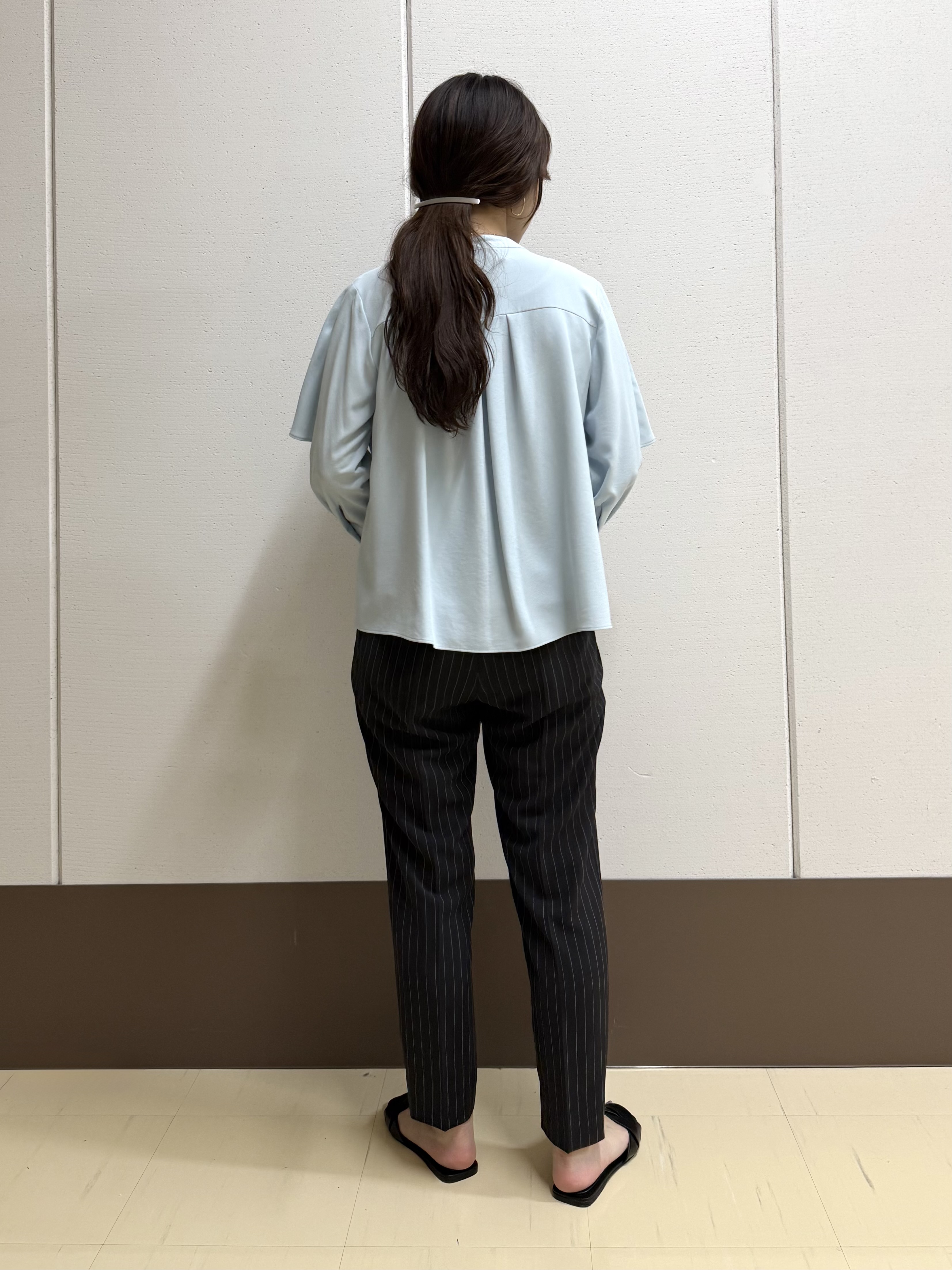 mamiさんの「INDIVI｜【羽織りにも！/UVケア/着る日傘】ケープ風ブラウス」を使ったコーディネート