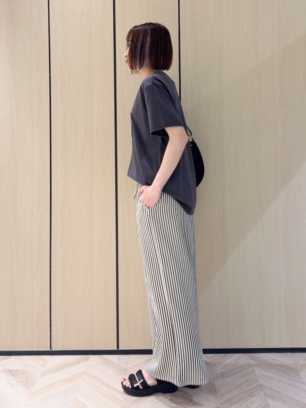 𝐜𝐡𝐢𝐤𝐚さんの「SHOO･LA･RUE｜【S-LL/洗濯機可】選べる4柄　デイリー使いにぴったりな 大人の頼れるTシャツ」を使ったコーディネート