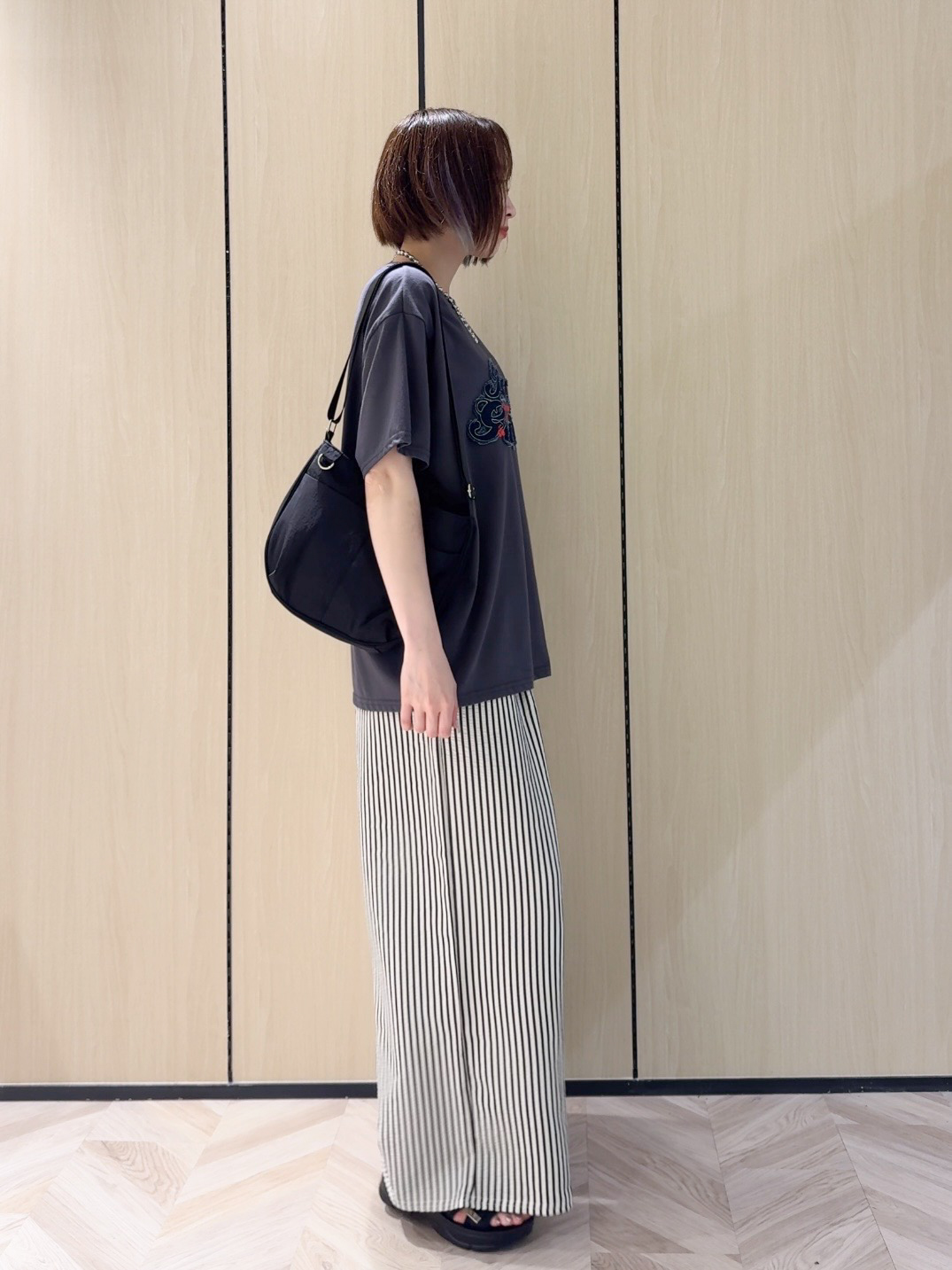 𝐜𝐡𝐢𝐤𝐚さんの「SHOO･LA･RUE｜【S-LL/洗濯機可】選べる4柄　デイリー使いにぴったりな 大人の頼れるTシャツ」を使ったコーディネート