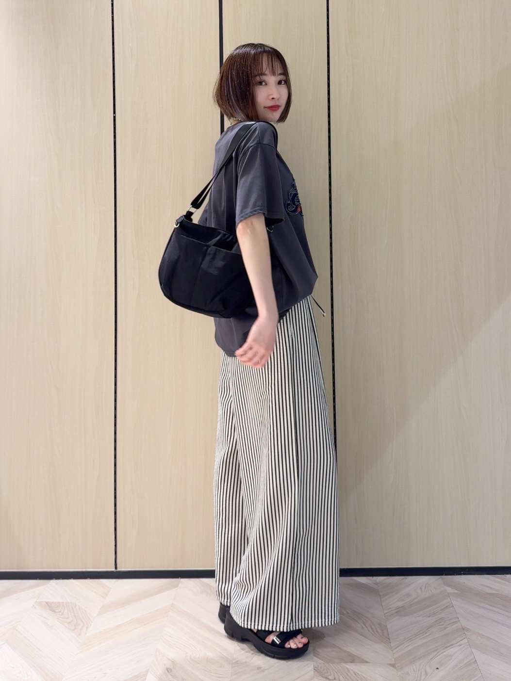 𝐜𝐡𝐢𝐤𝐚さんの「SHOO･LA･RUE｜【S-LL/洗濯機可】選べる4柄　デイリー使いにぴったりな 大人の頼れるTシャツ」を使ったコーディネート