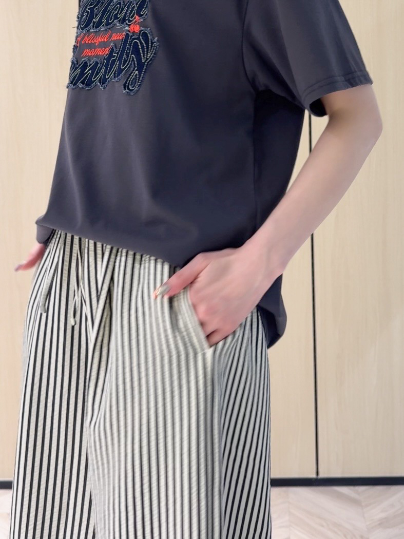 𝐜𝐡𝐢𝐤𝐚さんの「SHOO･LA･RUE｜【S-LL/洗濯機可】選べる4柄　デイリー使いにぴったりな 大人の頼れるTシャツ」を使ったコーディネート