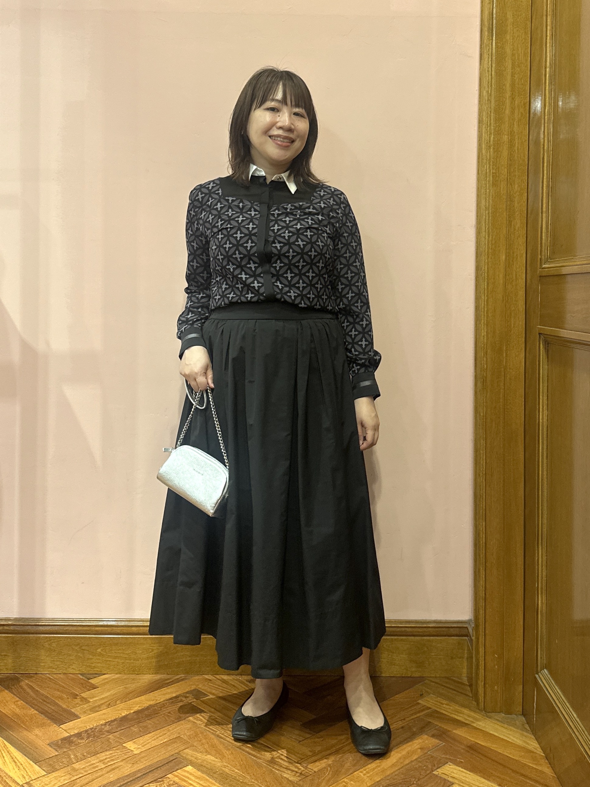 komatsuさんの「DRESSTERIOR｜オーバーラップサークル シアーデコルテシャツ」を使ったコーディネート