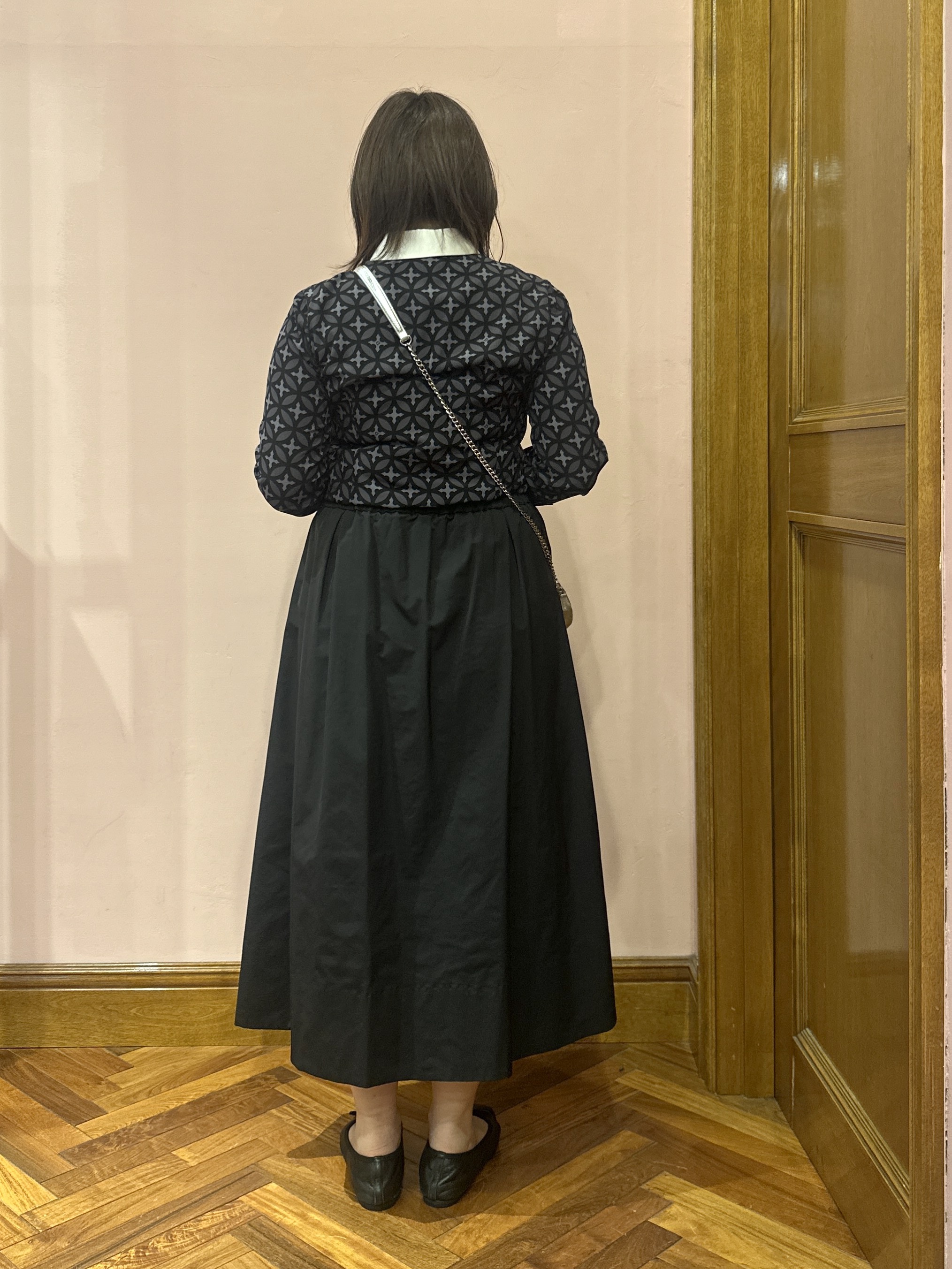 komatsuさんの「DRESSTERIOR｜オーバーラップサークル シアーデコルテシャツ」を使ったコーディネート