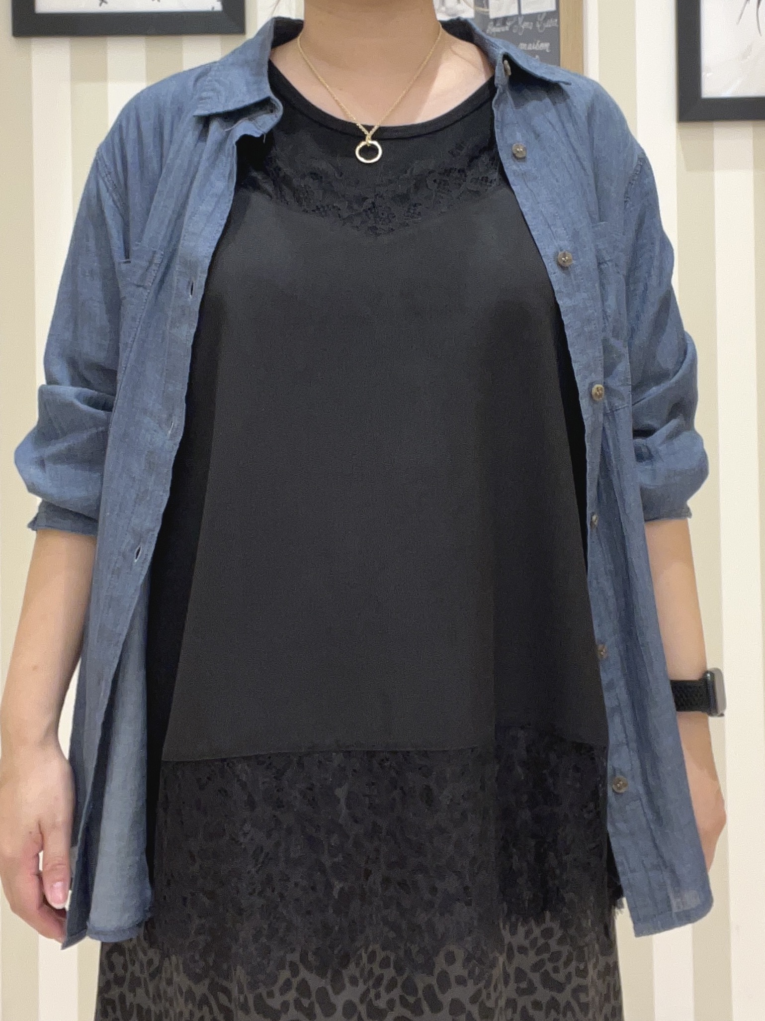 mさんの「SHOO･LA･RUE｜【綿100%/UV/S-LL/体型カバー】ヒップが隠せる 柔らかシアーデニムシャツ」を使ったコーディネート