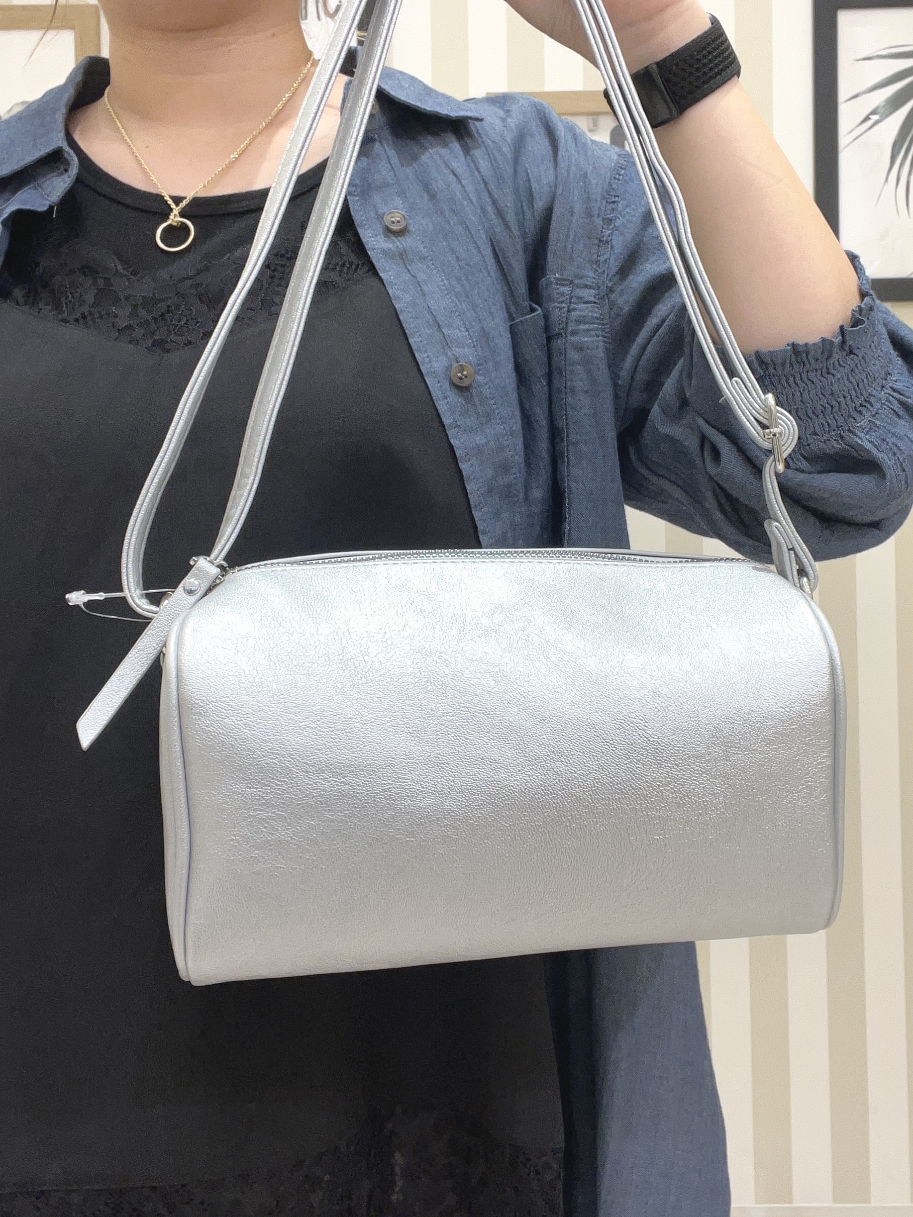 mさんの「SHOO･LA･RUE｜【綿100%/UV/S-LL/体型カバー】ヒップが隠せる 柔らかシアーデニムシャツ」を使ったコーディネート