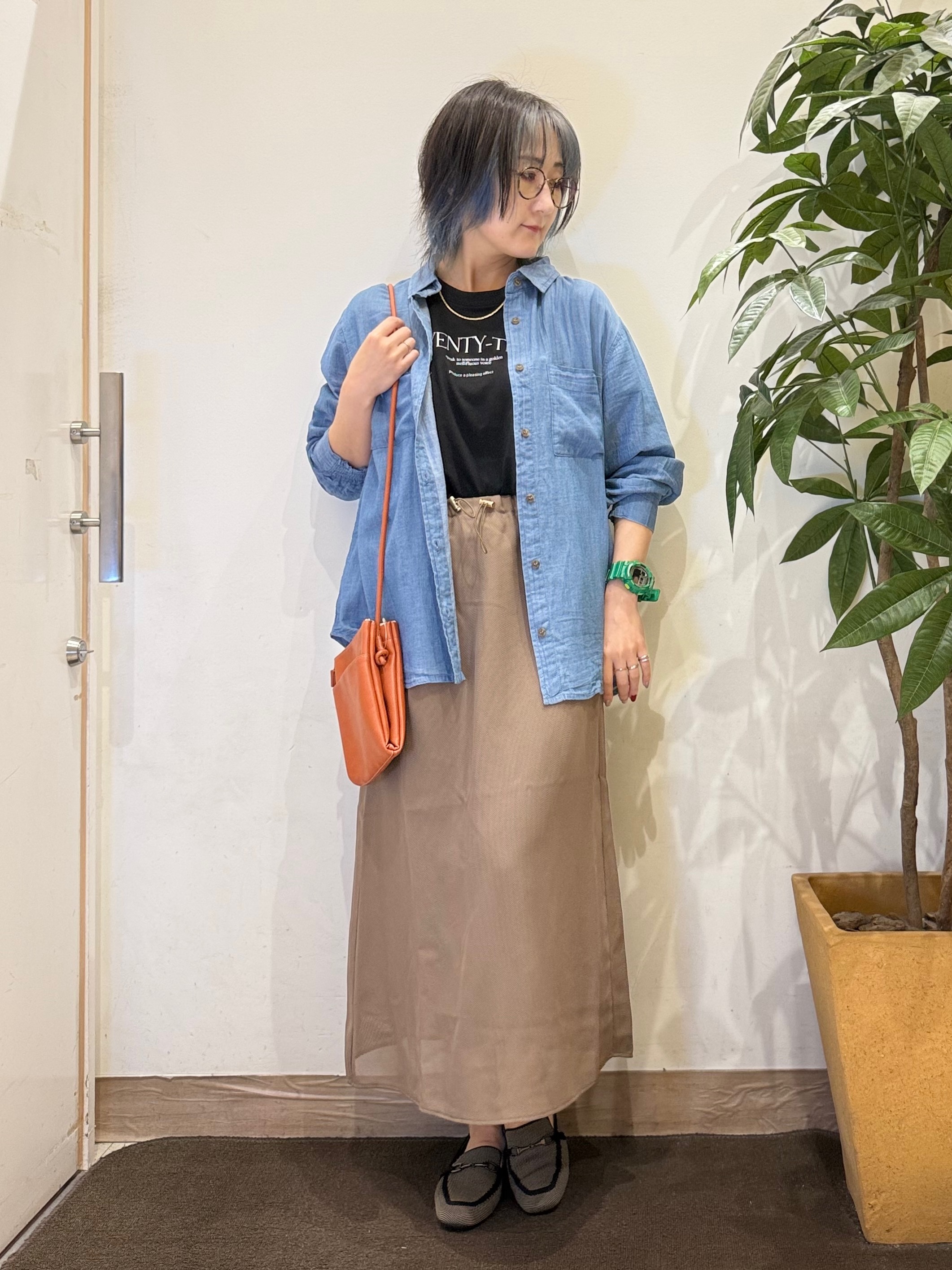 misakiさんの「SHOO･LA･RUE｜【綿100%/UV/S-LL/体型カバー】ヒップが隠せる やわらかデニムシャツ」を使ったコーディネート