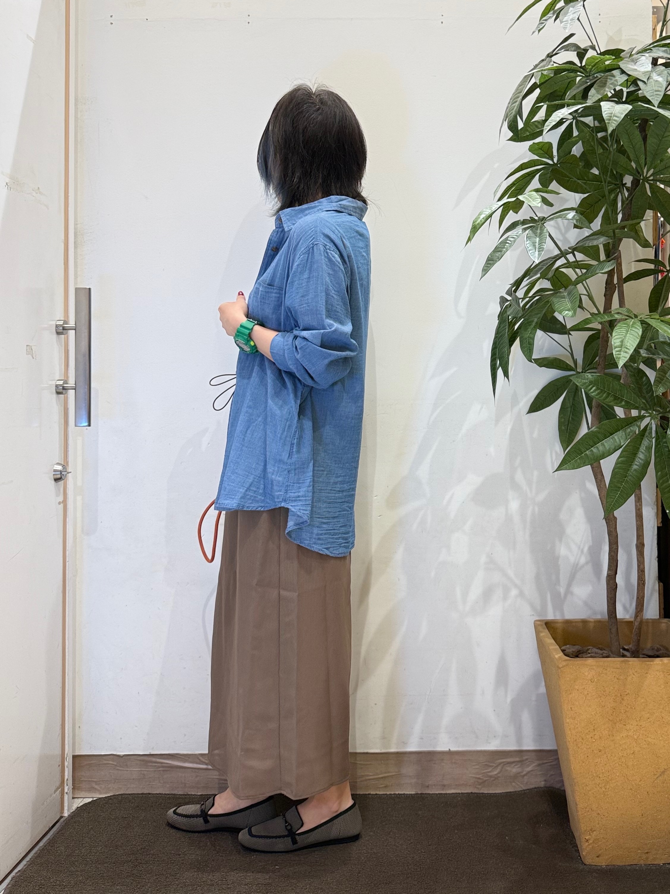 misakiさんの「SHOO･LA･RUE｜【綿100%/UV/S-LL/体型カバー】ヒップが隠せる やわらかデニムシャツ」を使ったコーディネート
