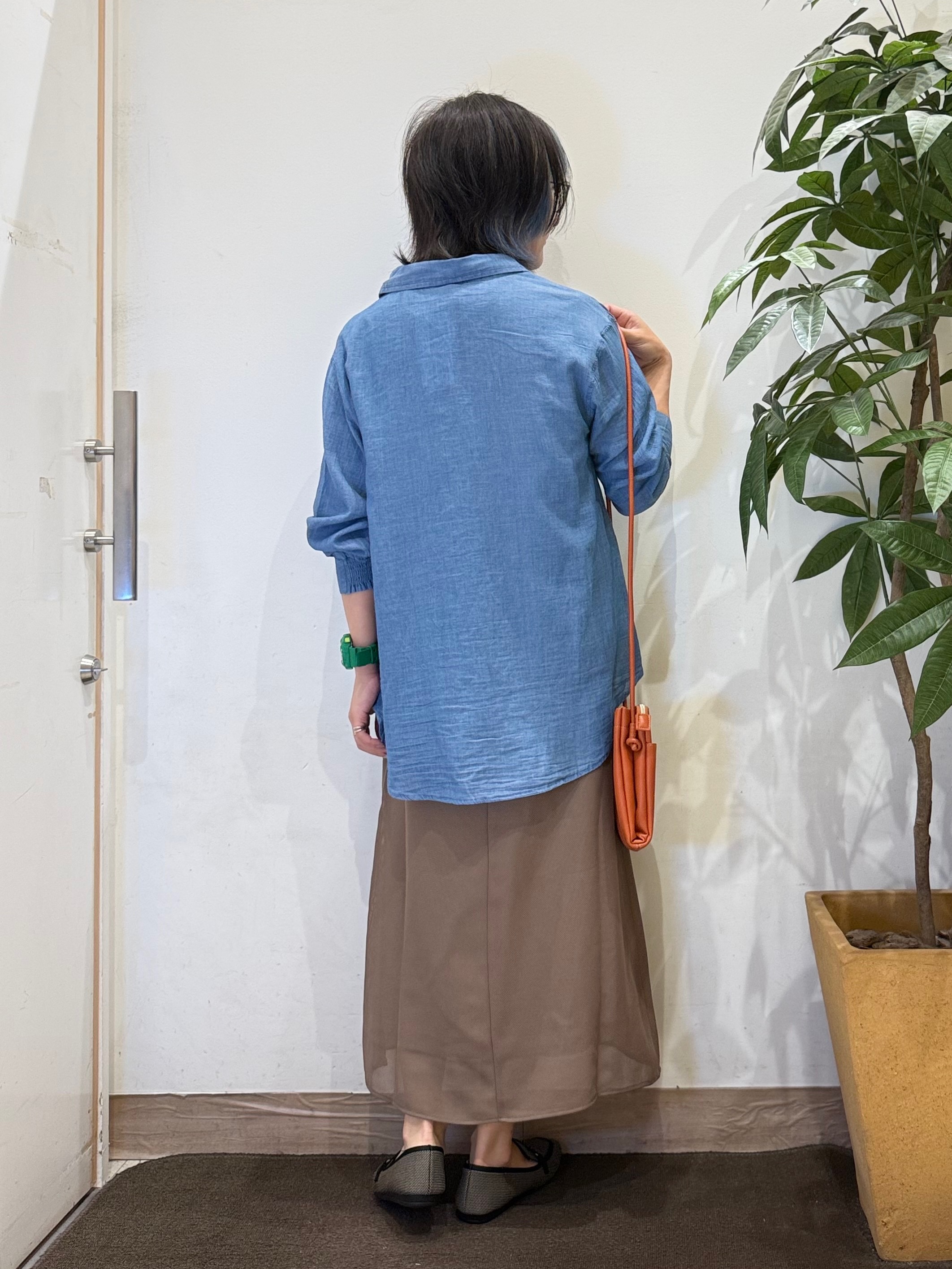 misakiさんの「SHOO･LA･RUE｜【綿100%/UV/S-LL/体型カバー】ヒップが隠せる やわらかデニムシャツ」を使ったコーディネート