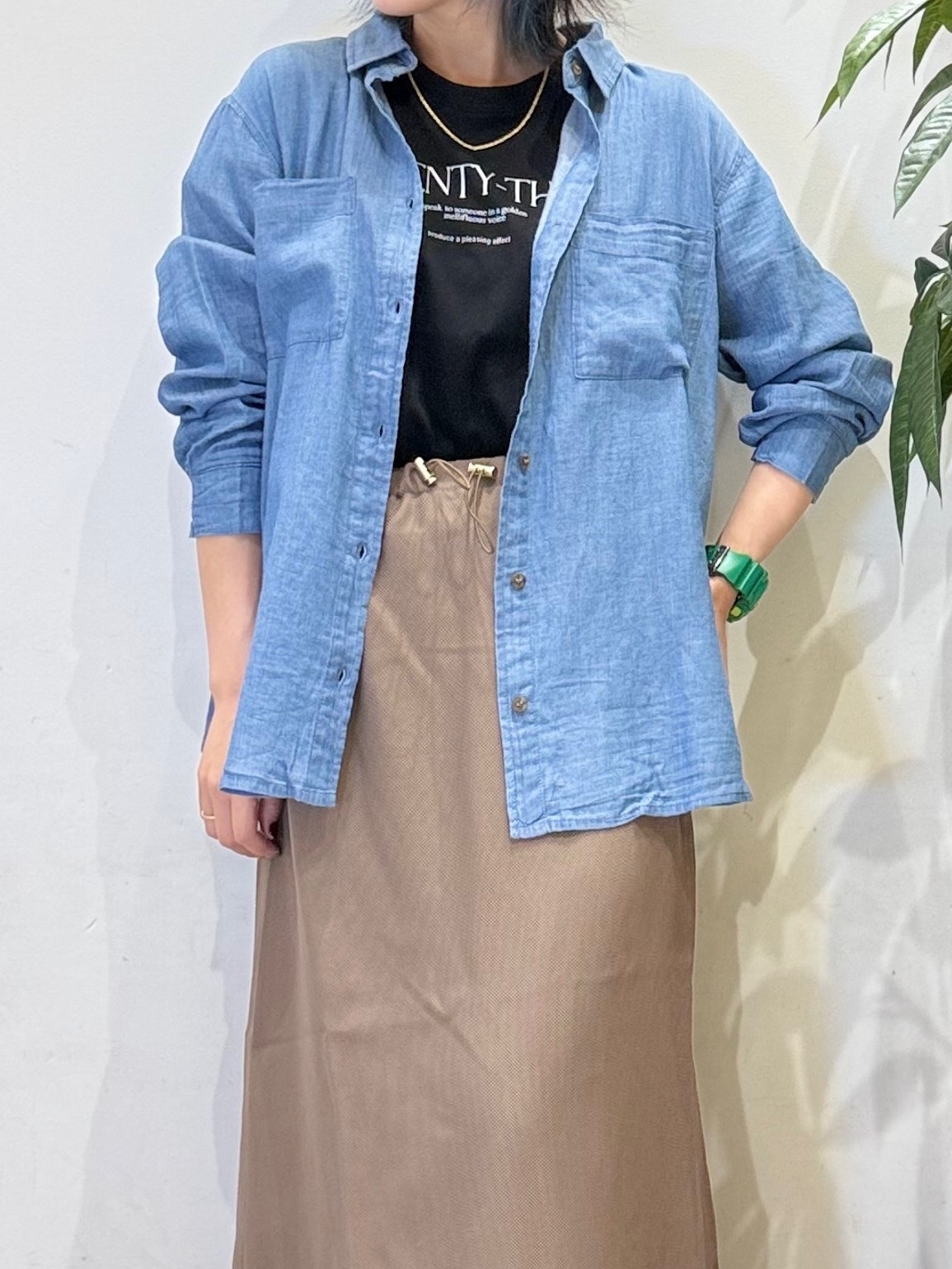 misakiさんの「SHOO･LA･RUE｜【綿100%/UV/S-LL/体型カバー】ヒップが隠せる やわらかデニムシャツ」を使ったコーディネート