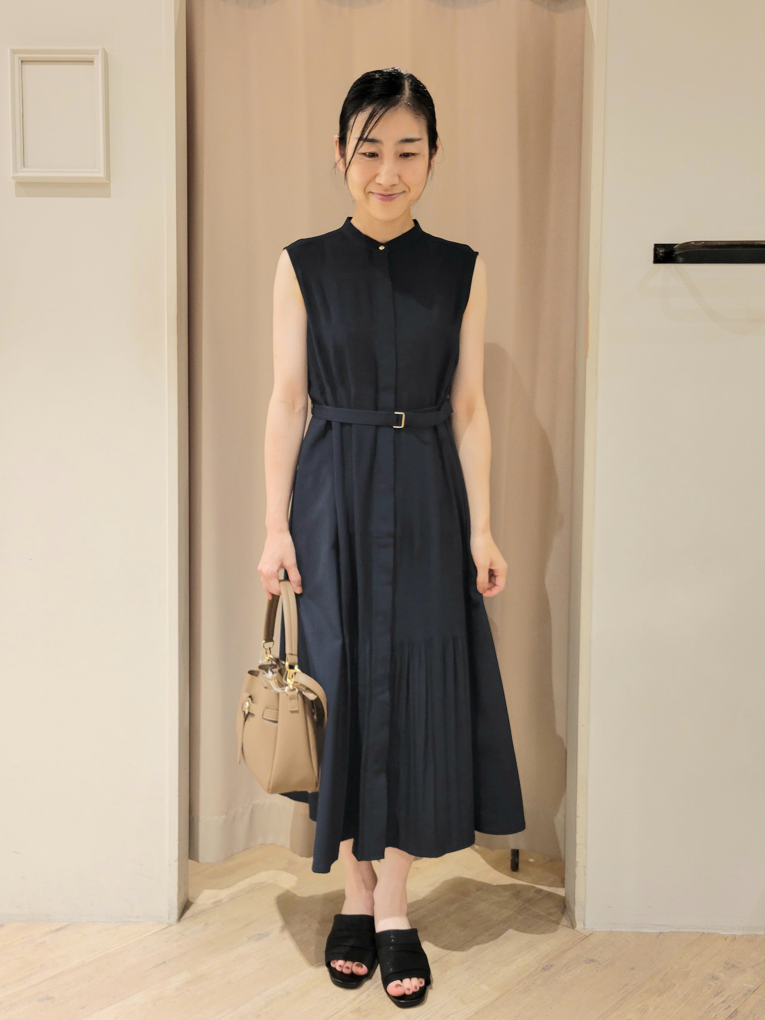 いそさんの「grove｜【低身長さんも選べる着丈・洗濯機◎】プリーツベルトワンピース」を使ったコーディネート