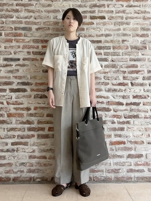 しばさんの「THE SHOP TK｜【M-XL/秋始めにちょうどいい】細見え5分袖Wポケットシャツ」を使ったコーディネート